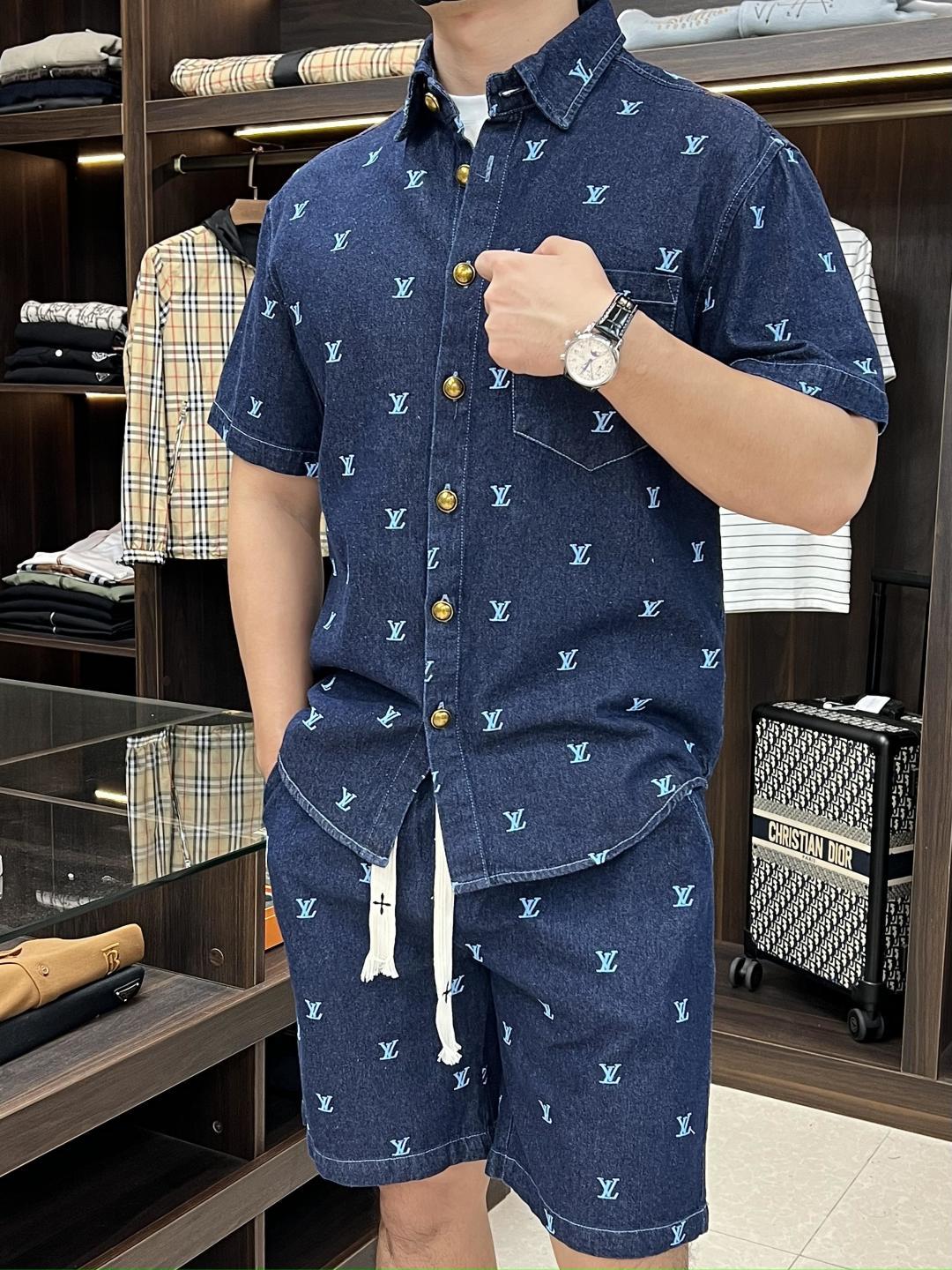 NO:443365,The latest fashion designer style of the LV early spring style is the latest fashion designer style donkey brand lapel cardigan shorts suit. The short-sleeved shirt and shorts suit are all the details. The craftsmanship is sufficient. The design changes of high-end structural tailoring are displayed to show the diverse image changes of men. They are slim and neat, and the tailoring is integrated to meet the popular multi-layered outfits nowadays, and the versatile style of life!  Number of codes 48-56 H new model first release, louis vuitton,louis vuitton,shorts,shirts,T-shirt,alexander wang19860909主推 LV 早春款最新款时尚设计师款驴牌翻领开衫短袖短裤套装,短袖衬衫搭配短裤套装处处细节显工艺足够的高级结构性剪裁的设计改变来展现男士多样的形象变化,修身利落、剪裁合体,满足时下正流行的多层次穿搭,生活百搭款式！ 码数48-56 H新款首发,,louis vuitton,louis vuitton,shorts,shirts,T-shirt,alexander wang,Men's clothing