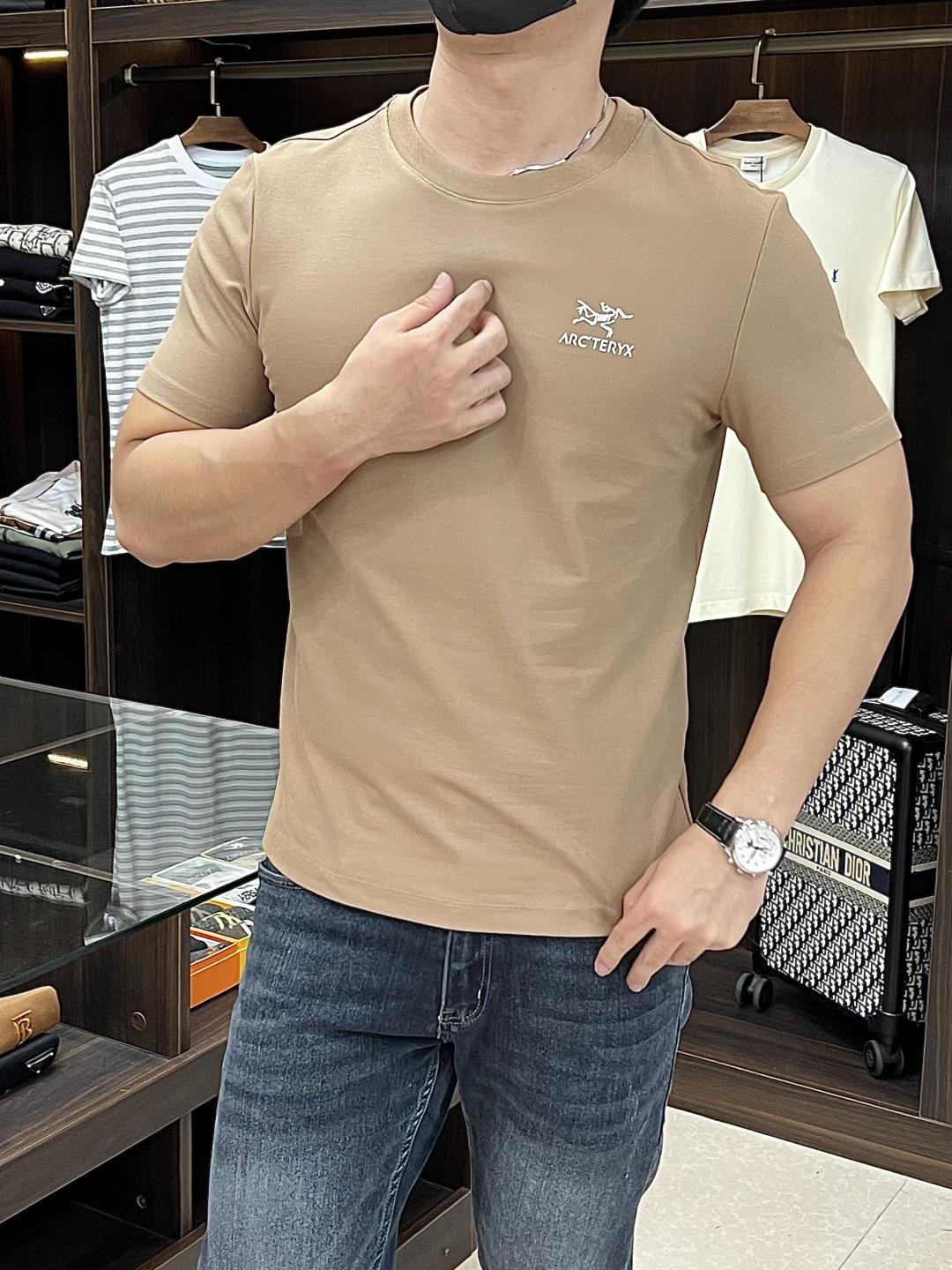 NO:443373,The main recommendation is Archaeoptera Bird. New autumn and winter products are released for rest round neck short sleeves, high-end pure cotton fabric, which defines high-end products. 3D three-dimensional version, close-fitting comfort, European standards for environmentally friendly dyeing, removing all heavy metals and microorganisms, and meeting international standards!  Chest embroidery small quantity imported embroidery embroidery lines are clear and the details are full, and are manufactured by listed companies in OEM. Size M-3XL H is the first to be released, arc'teryx, T-shirt, alexander wang19860909主推 始祖鸟 秋冬新品发布休息圆领短袖,高端纯棉面料,定义高端产品 3D立体制版、贴身舒适,欧洲标准环保染色、去除所有重金属、微生物 达到国际标准！ 胸前绣花 少数量进口绣花绣制线路清晰、细节拉满,上市公司代工厂制造. 尺码M-3XL H新款首发,arc'teryx,T-shirt,alexander wang,Men's clothing