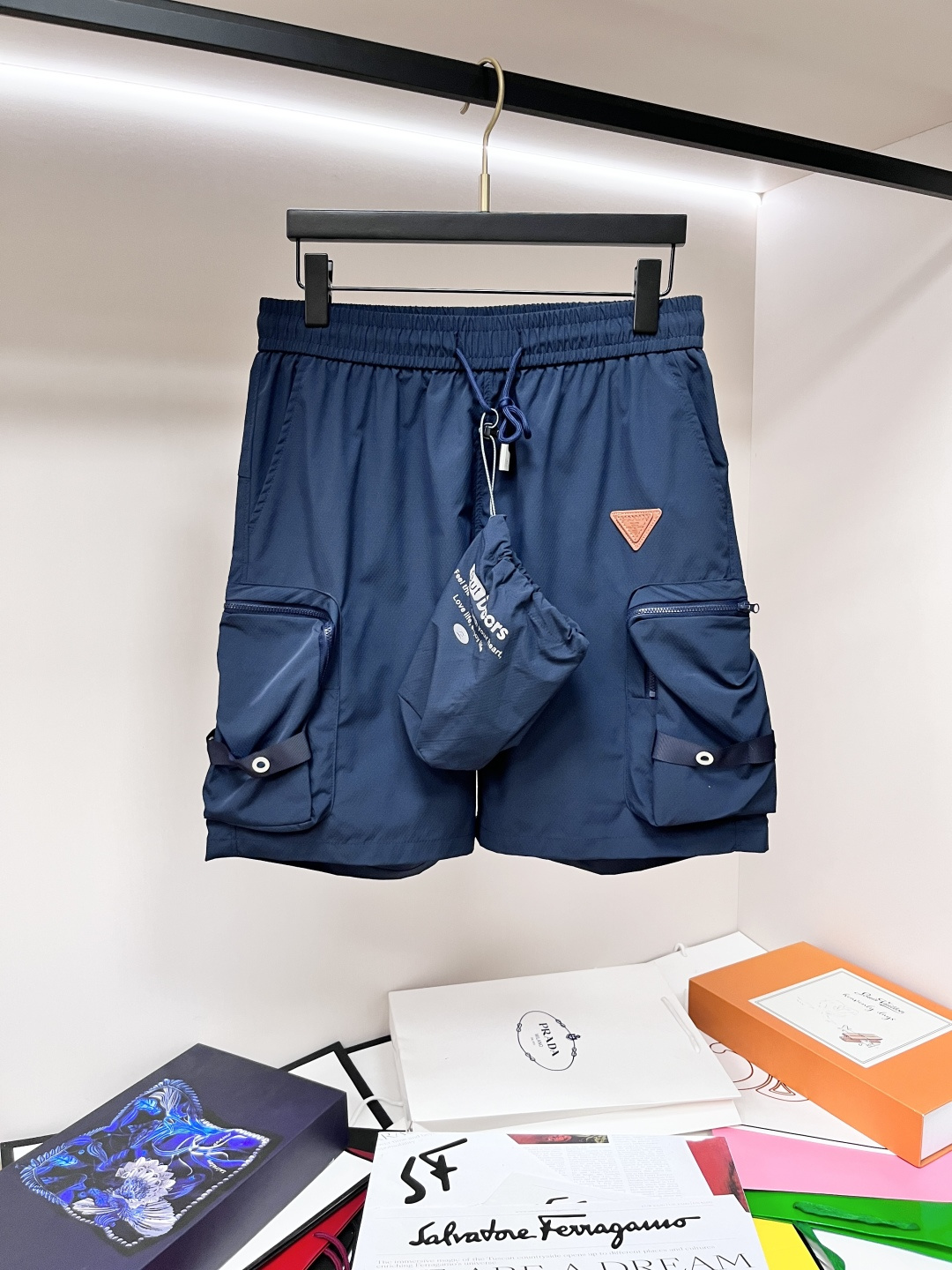 NO:479131,The main recommendation is Prada exclusively for new Prada trendy men's fashionable casual sports shorts, high-end European version original single multi-bag five-point pants pants, trendy and fashionable casual pants, high breathability and comfort, impeccable details, brand element design concept, reflecting high quality. It presents casual cut, and the upper body style is superb!  Code Number M-2XL H2025 new model first release, prada, prada, shorts, alexander wang19860909主推 Prada 独家专供新款普拉达潮男时尚休闲运动短裤,高端欧版原单多袋五分裤裤子,潮流时尚休闲裤子 透气舒适度高,细节无可挑剔,品牌元素设计理念,体现高品质.呈现休闲裁剪,上身版型超赞！ 码数M-2XL H2025新款首发,,prada,prada,shorts,alexander wang,Men's clothing