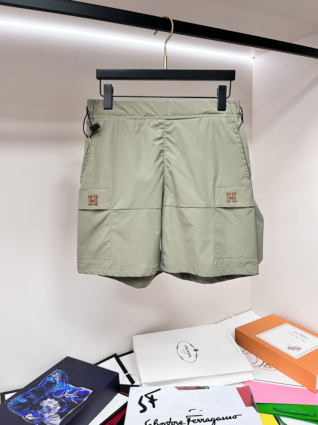 NO:479145,The main recommendation Hermes exclusively offers new Hermes trendy men's fashionable casual sports shorts, high-end European version original single multi-bag five-point pants, trendy and fashionable casual pants, high breathability and comfort, impeccable details, brand element design concept, reflecting high quality. It presents casual cut, and the upper body style is superb!  Code Number M-2XL H2025 new model first release, hermes, hermes, shorts, alexander wang19860909主推 Hermes 独家专供新款爱马仕潮男时尚休闲运动短裤,高端欧版原单多袋五分裤裤子,潮流时尚休闲裤子 透气舒适度高,细节无可挑剔,品牌元素设计理念,体现高品质.呈现休闲裁剪,上身版型超赞！ 码数M-2XL H2025新款首发,,hermes,hermes,shorts,alexander wang,Men's clothing
