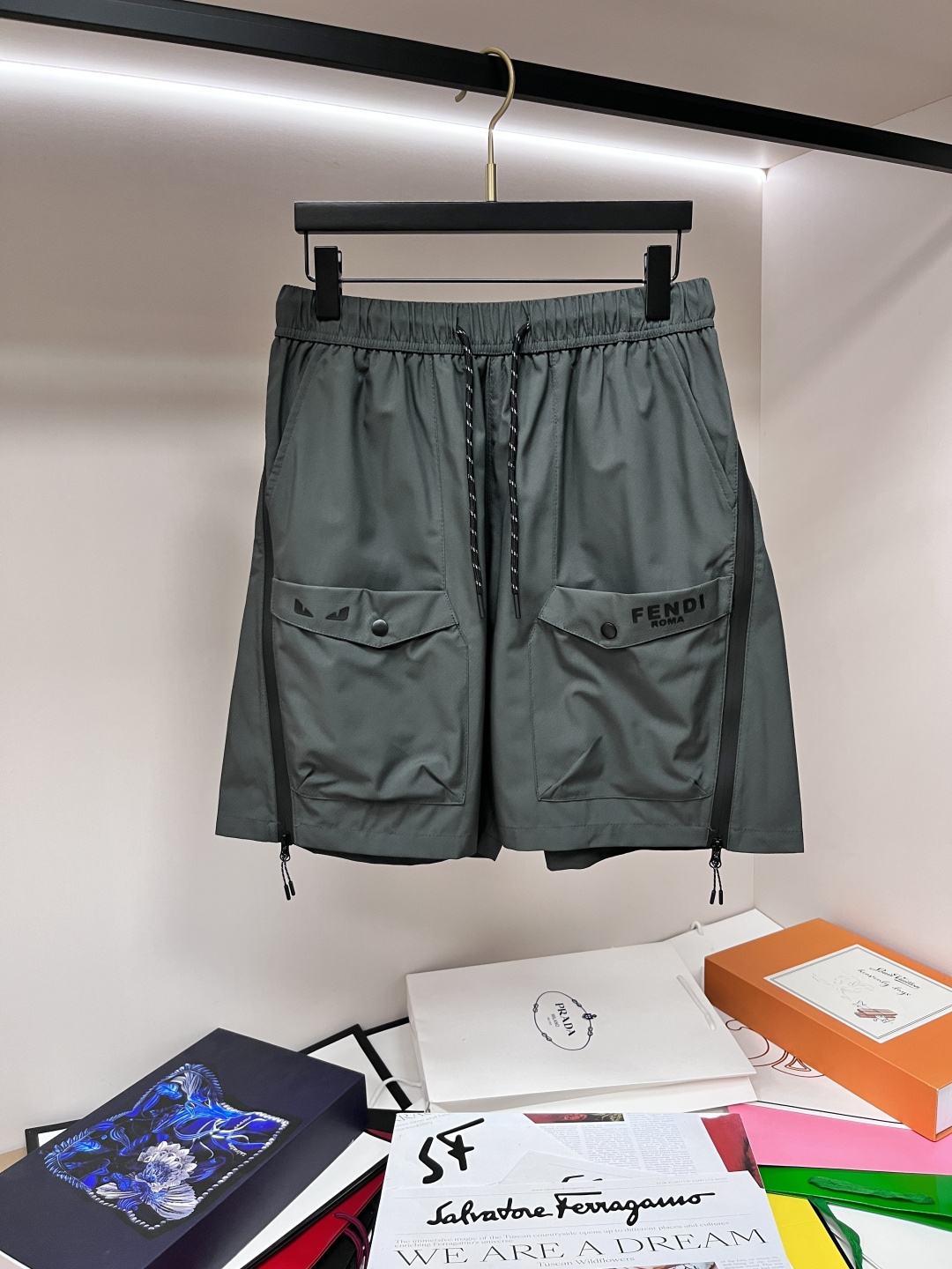 NO:479150,The main recommendation is Fendi exclusively for new styles of fashion men's fashionable casual sports shorts, high-end European version original single multi-bag five-point pants pants, trendy and fashionable casual pants, high breathability and comfort, impeccable details, brand element design concept, reflecting high quality. It presents casual cut, and the upper body style is superb!  Code Number M-2XL H2025 new model first release, fendi, fendi, shorts, alexander wang19860909主推 Fendi 独家专供新款芬迪潮男时尚休闲运动短裤,高端欧版原单多袋五分裤裤子,潮流时尚休闲裤子 透气舒适度高,细节无可挑剔,品牌元素设计理念,体现高品质.呈现休闲裁剪,上身版型超赞！ 码数M-2XL H2025新款首发,,fendi,fendi,shorts,alexander wang,Men's clothing