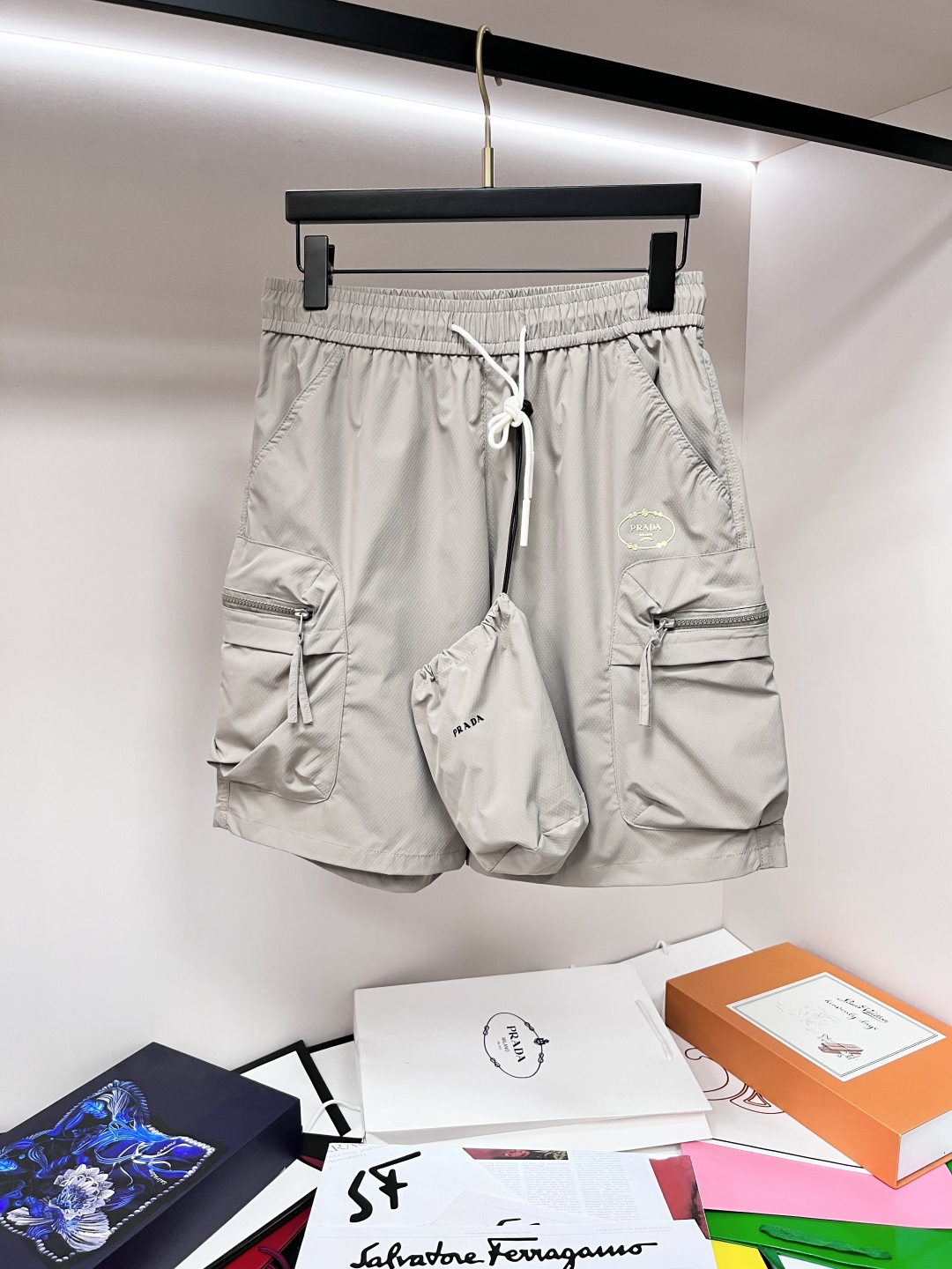 NO:479156,The main recommendation is Prada exclusively for new Prada trendy men's fashionable casual sports shorts, high-end European version original single multi-bag five-point pants pants, trendy and fashionable casual pants, high breathability and comfort, impeccable details, brand element design concept, reflecting high quality. It presents casual cut, and the upper body style is superb!  Code Number M-2XL H2025 new model first release, prada, prada, shorts, alexander wang19860909主推 Prada 独家专供新款普拉达潮男时尚休闲运动短裤,高端欧版原单多袋五分裤裤子,潮流时尚休闲裤子 透气舒适度高,细节无可挑剔,品牌元素设计理念,体现高品质.呈现休闲裁剪,上身版型超赞！ 码数M-2XL H2025新款首发,,prada,prada,shorts,alexander wang,Men's clothing