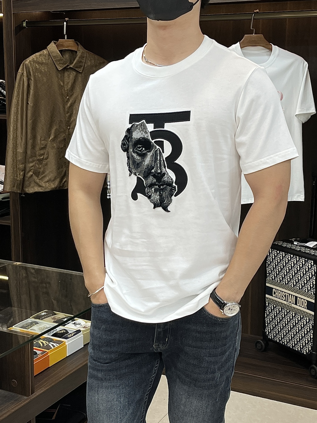 NO:479169,The main recommendation Burberry is exclusively designed for the new spring Burberry fashion casual round neck short sleeves, wide version high-density 280g pure cotton fabric, high-end needle embroidery, high-end European version original single T-shirt, trendy and fashionable casual half-sleeved, high breathable and comfortable, impeccable details, brand element design concept, reflecting high quality. It presents casual cut, and the upper body style is superb!  S-XXL H2025 new model first launch, burberry, burberry, T-shirt, tees, t-shirt, alexander wang19860909主推 Burberry 独家专供春季新款巴宝莉时尚休闲圆领短袖,阔版高密度280克纯棉面料,高级密针刺绣、高端欧版原单T恤,潮流时尚休闲半袖 透气舒适度高,细节无可挑剔,品牌元素设计理念,体现高品质.呈现休闲裁剪,上身版型超赞！ 码数S-XXL H2025新款首发,,burberry,burberry,T-shirt,tees，t-shirt,alexander wang,Men's clothing