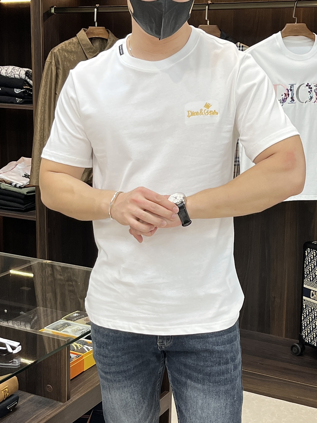 NO:479125,The main recommendation D&G is exclusively designed for the new spring Dolce & Gabbana fashion casual round neck short sleeves, wide version high-density 280g pure cotton fabric, high-end needle embroidery, high-end European version original single T-shirt, trendy and fashionable casual half-sleeved, high breathable and comfortable, impeccable details, brand element design concept, reflecting high quality. It presents casual cut, and the upper body style is excellent!  S-XXL H2025 new model debut, Dolce & Gabbana, Dolce & Gabbana, T-shirt, tees, t-shirt, alexander wang19860909主推 D&G 独家专供春季新款杜嘉班纳时尚休闲圆领短袖,阔版高密度280克纯棉面料,高级密针刺绣、高端欧版原单T恤,潮流时尚休闲半袖 透气舒适度高,细节无可挑剔,品牌元素设计理念,体现高品质.呈现休闲裁剪,上身版型超赞！ 码数S-XXL H2025新款首发,,Dolce&Gabbana,Dolce&Gabbana,T-shirt,tees，t-shirt,alexander wang,Men's clothing