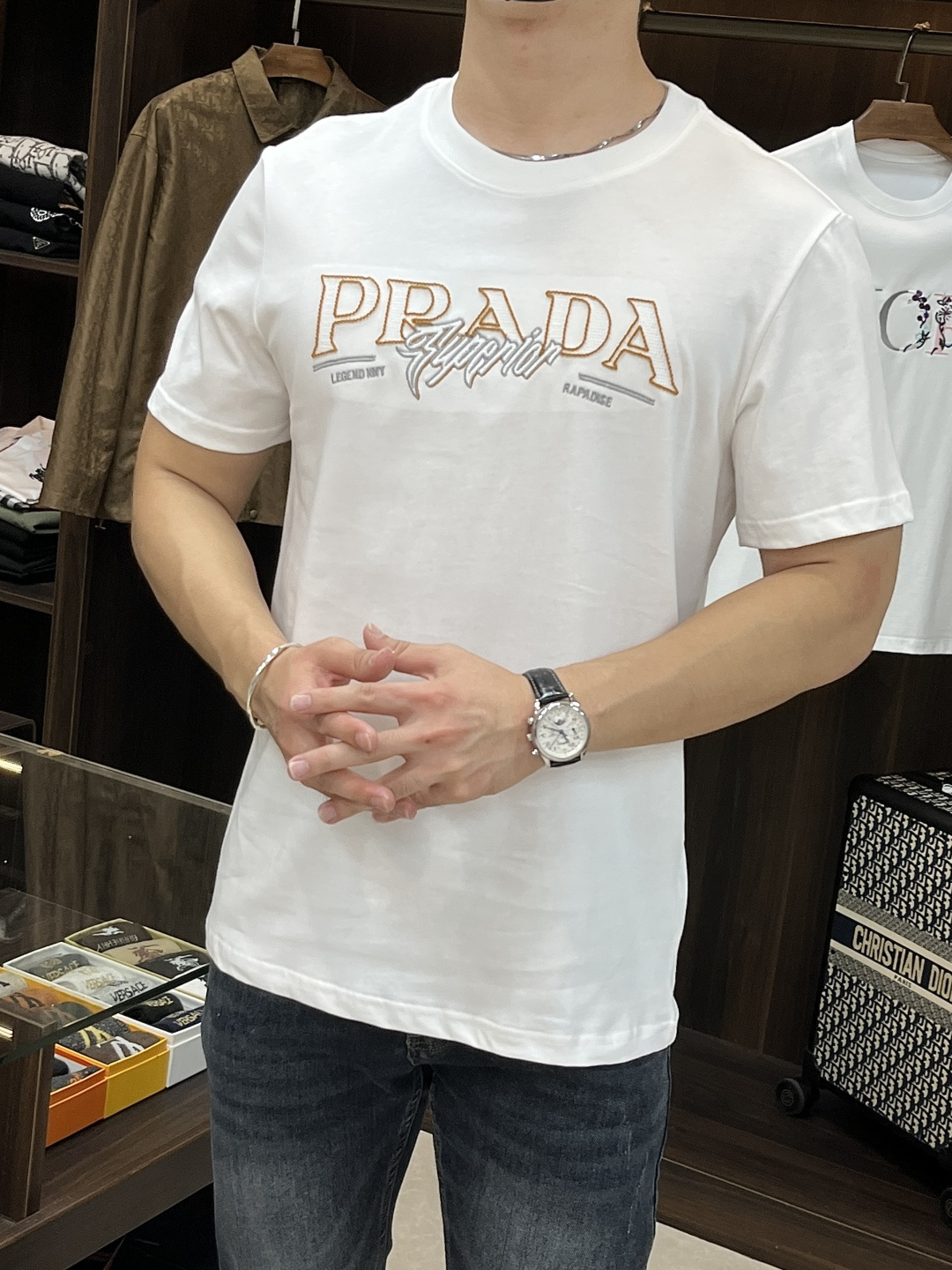 NO:479133,The main recommendation is Prada exclusively for the new spring Prada fashion casual round neck short sleeves, wide version high-density 280g pure cotton fabric, high-end needle embroidery, high-end European version original single T-shirt, trendy and fashionable casual half-sleeved, high breathable and comfortable, impeccable details, brand element design concept, reflecting high quality. It presents casual cut, and the upper body style is superb!  S-XXL H2025 new model first release, prada, prada, T-shirt, tees, t-shirt, alexander wang19860909主推 Prada 独家专供春季新款普拉达时尚休闲圆领短袖,阔版高密度280克纯棉面料,高级密针刺绣、高端欧版原单T恤,潮流时尚休闲半袖 透气舒适度高,细节无可挑剔,品牌元素设计理念,体现高品质.呈现休闲裁剪,上身版型超赞！ 码数S-XXL H2025新款首发,,prada,prada,T-shirt,tees，t-shirt,alexander wang,Men's clothing