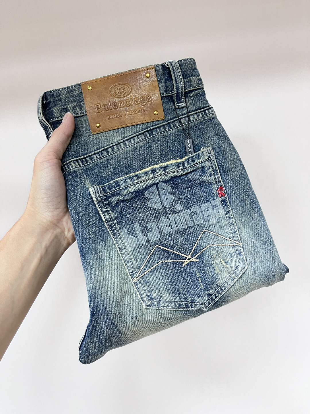 NO:464616,The main recommendation is Balencaiga, exclusively exclusive to the new Balencaiga trendy men's fashionable casual jeans, high-end European version original single pants, trendy and fashionable casual trousers, breathable and comfortable, impeccable details, brand elements design concept, reflecting high quality. It presents casual cut, and the upper body style is superb!  Number of codes 29-38 (no 35 37) H new model first release, balenciaga, balenciaga, jeans, alexander wang19860909主推 Balencaiga 独家专供新款巴黎世家潮男时尚休闲牛仔裤,高端欧版原单裤子,潮流时尚休闲裤子 透气舒适度高,细节无可挑剔,品牌元素设计理念,体现高品质.呈现休闲裁剪,上身版型超赞！ 码数29-38（无35 37） H新款首发,,balenciaga,balenciaga,jeans,alexander wang,Men's clothing