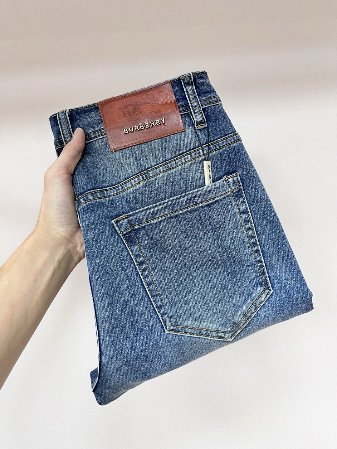 NO:464623,The main recommendation Burberry exclusively offers new Burberry trendy men's fashionable casual jeans, high-end European version original single pants, trendy and fashionable casual pants, breathable and comfortable, impeccable details, brand element design concept, reflecting high quality. It presents casual cut, and the upper body style is superb!  Number of codes 29-38 (no 35 37) H new model first release, burberry, burberry, jeans, alexander wang19860909主推 Burberry 独家专供新款巴宝莉潮男时尚休闲牛仔裤,高端欧版原单裤子,潮流时尚休闲裤子 透气舒适度高,细节无可挑剔,品牌元素设计理念,体现高品质.呈现休闲裁剪,上身版型超赞！ 码数29-38（无35 37） H新款首发,,burberry,burberry,jeans,alexander wang,Men's clothing