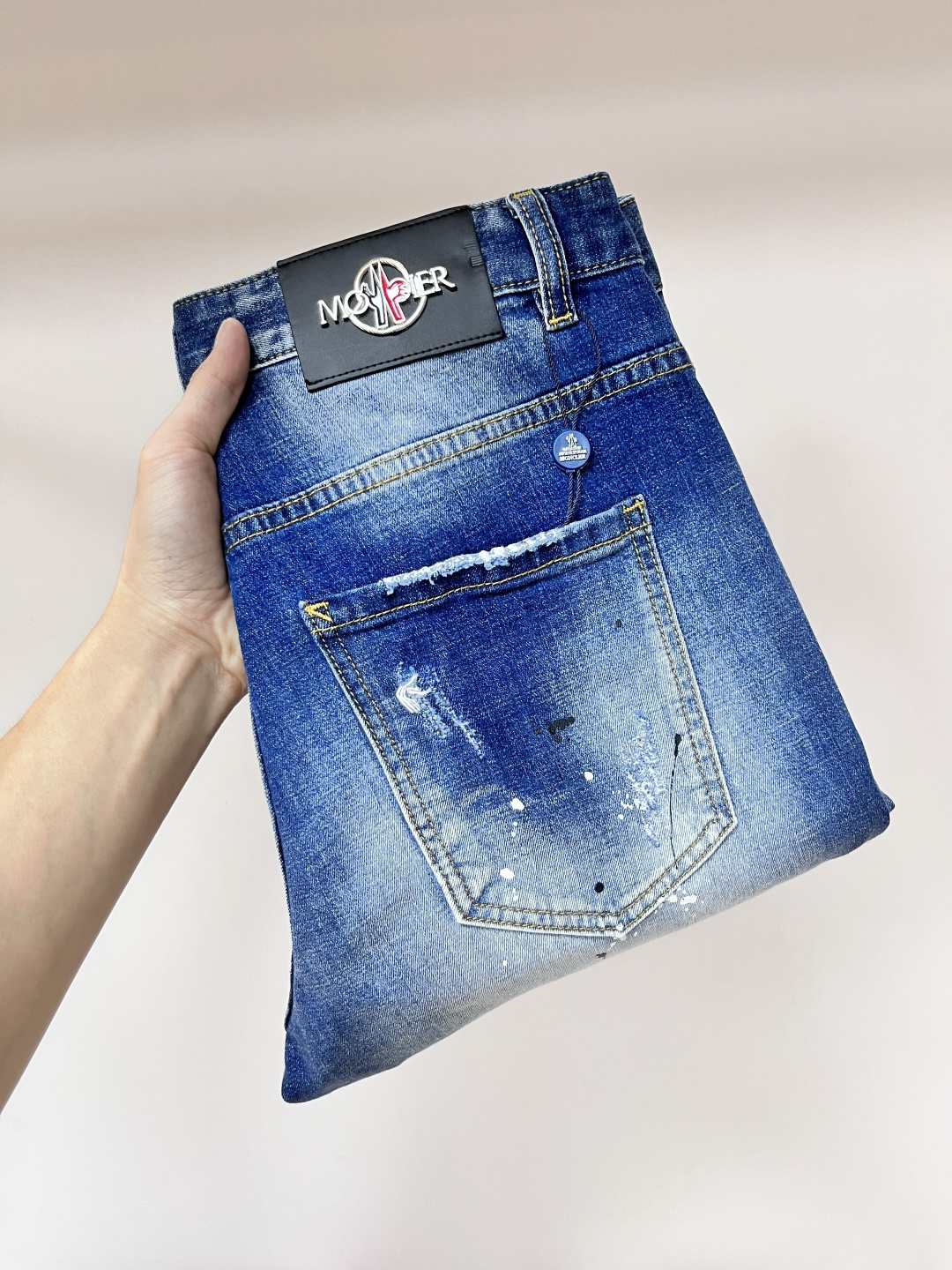 NO:464630,The main recommendation moncler is exclusively available for new style men's fashionable casual jeans, high-end European version original single pants, trendy and fashionable casual pants. It has high breathability and comfort, impeccable details, and the brand element design concept reflects high quality. It presents casual cuts, and the upper body style is superb!  Number of codes 29-38 (no 35 37) H new model first release, Moncler, jeans, alexander wang19860909主推 moncler 独家专供新款蒙口潮男时尚休闲牛仔裤,高端欧版原单裤子,潮流时尚休闲裤子 透气舒适度高,细节无可挑剔,品牌元素设计理念,体现高品质.呈现休闲裁剪,上身版型超赞！ 码数29-38（无35 37） H新款首发,,Moncler,jeans,alexander wang,Men's clothing