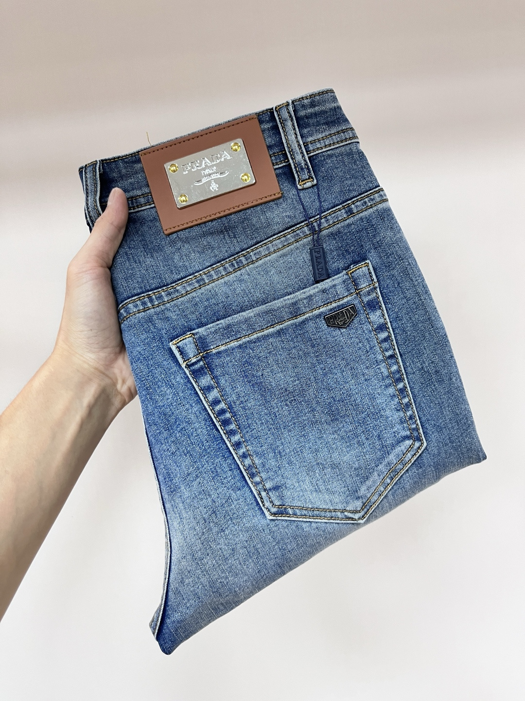 NO:464644,The main recommendation is Prada exclusively for new Prada trendy men's fashionable casual jeans, high-end European version original single pants, trendy and fashionable casual pants, breathable and comfortable, impeccable details, brand element design concept, reflecting high quality. It presents casual cut, and the upper body style is superb!  Number of codes 29-38 (no 35 37) H new model first release, prada, prada, jeans, alexander wang19860909主推 Prada 独家专供新款普拉达潮男时尚休闲牛仔裤,高端欧版原单裤子,潮流时尚休闲裤子 透气舒适度高,细节无可挑剔,品牌元素设计理念,体现高品质.呈现休闲裁剪,上身版型超赞！ 码数29-38（无35 37） H新款首发,,prada,prada,jeans,alexander wang,Men's clothing