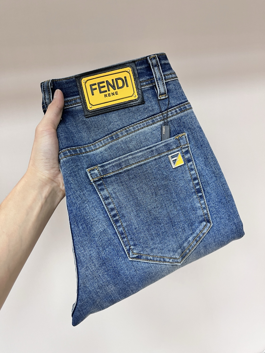 NO:464650,The main recommendation Fendi exclusively offers new styles of fashion men's fashionable casual jeans, high-end European version original single pants, trendy and fashionable casual pants, breathable and comfortable, impeccable details, brand elements design concept, reflecting high quality. It presents casual cut, and the upper body style is superb!  Number of codes 29-38 (no 35 37) H new model first release, fendi, fendi, jeans, alexander wang19860909主推 Fendi 独家专供新款芬迪潮男时尚休闲牛仔裤,高端欧版原单裤子,潮流时尚休闲裤子 透气舒适度高,细节无可挑剔,品牌元素设计理念,体现高品质.呈现休闲裁剪,上身版型超赞！ 码数29-38（无35 37） H新款首发,,fendi,fendi,jeans,alexander wang,Men's clothing