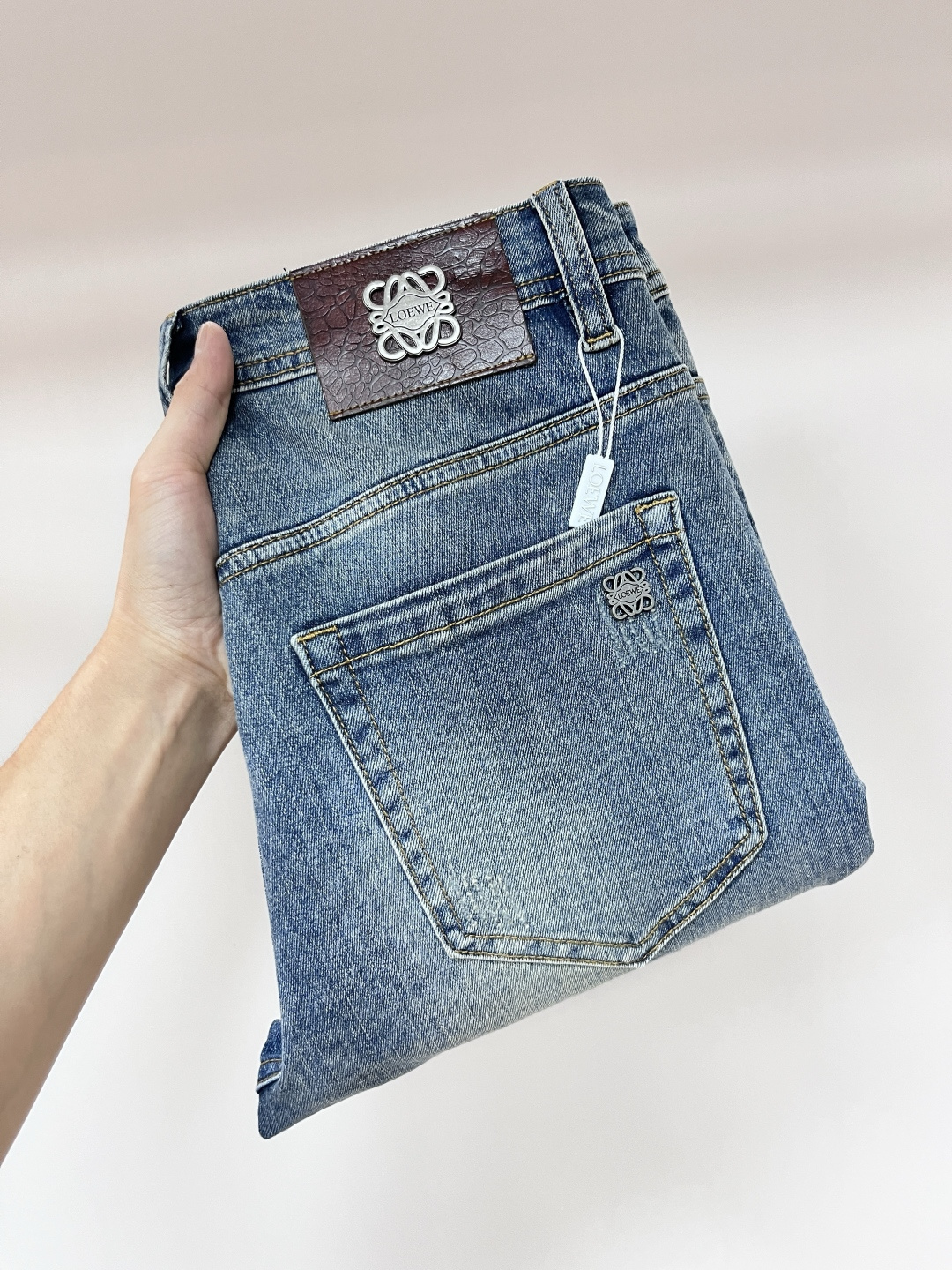 NO:464560,The main recommendation is Loewe. It is exclusively available for the new Loewe men's fashionable casual jeans, high-end European version original single pants, trendy and fashionable casual pants. It has high breathability and comfort, impeccable details, and the brand element design concept reflects high quality. It presents casual cuts, and the upper body style is superb!  Number of codes 29-38 (no 35 37) H new model first release, loewe, loewe, jeans, alexander wang19860909主推 Loewe 独家专供新款罗意威潮男时尚休闲牛仔裤,高端欧版原单裤子,潮流时尚休闲裤子 透气舒适度高,细节无可挑剔,品牌元素设计理念,体现高品质.呈现休闲裁剪,上身版型超赞！ 码数29-38（无35 37） H新款首发,,loewe,loewe,jeans,alexander wang,Men's clothing