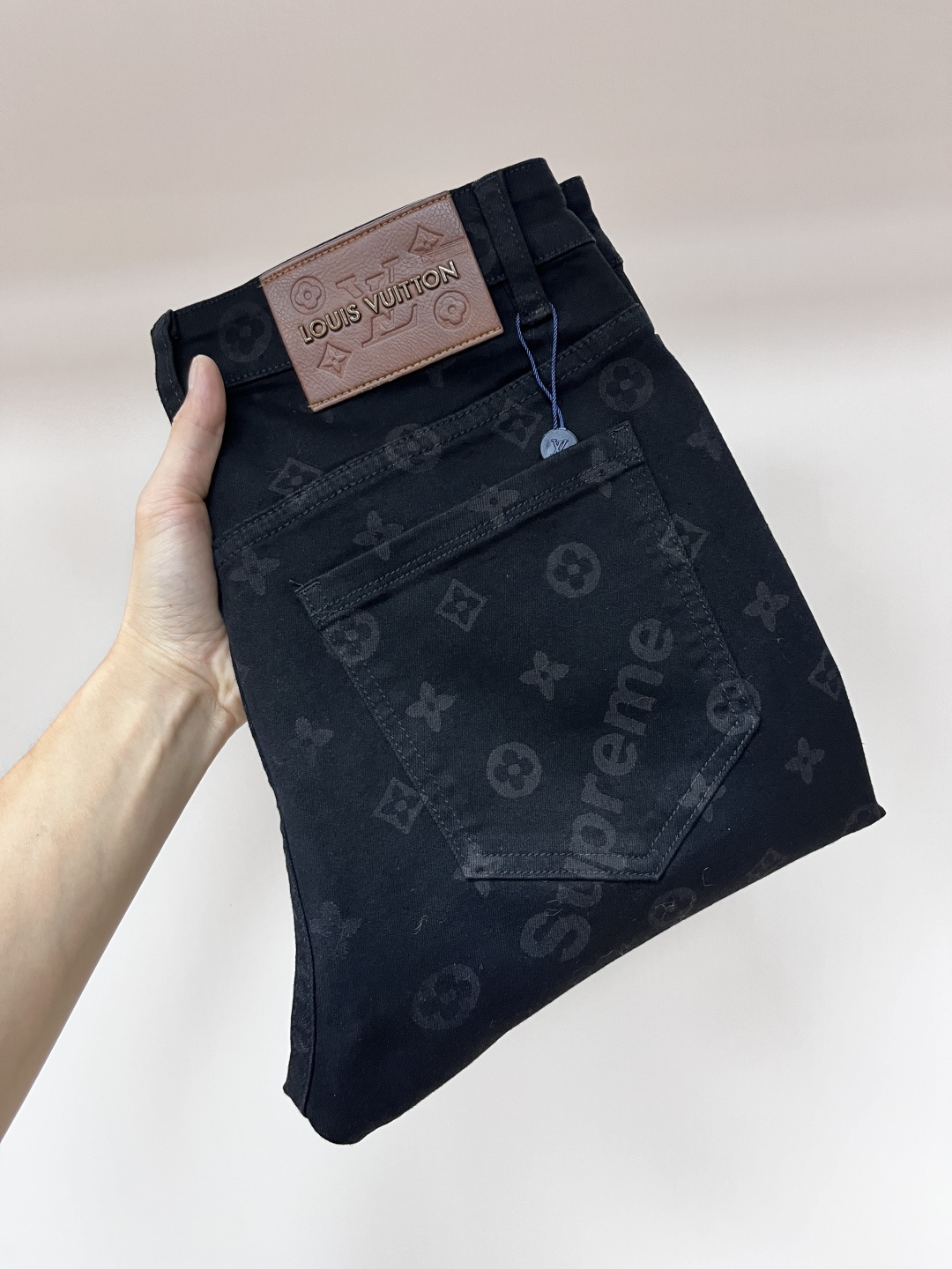 NO:464566,The main recommendation LV is exclusively available for new donkey brand fashion casual jeans, high-end European version original single pants, trendy and fashionable casual pants, high breathability and comfort, impeccable details, brand element design concept, reflecting high quality. It presents casual cut, and the upper body style is superb!  Number of codes 29-38 (no 35 37) H new model first release, louis vuitton, louis vuitton, jeans, alexander wang19860909主推 LV 独家专供新款驴牌潮男时尚休闲牛仔裤,高端欧版原单裤子,潮流时尚休闲裤子 透气舒适度高,细节无可挑剔,品牌元素设计理念,体现高品质.呈现休闲裁剪,上身版型超赞！ 码数29-38（无35 37） H新款首发,,louis vuitton,louis vuitton,jeans,alexander wang,Men's clothing