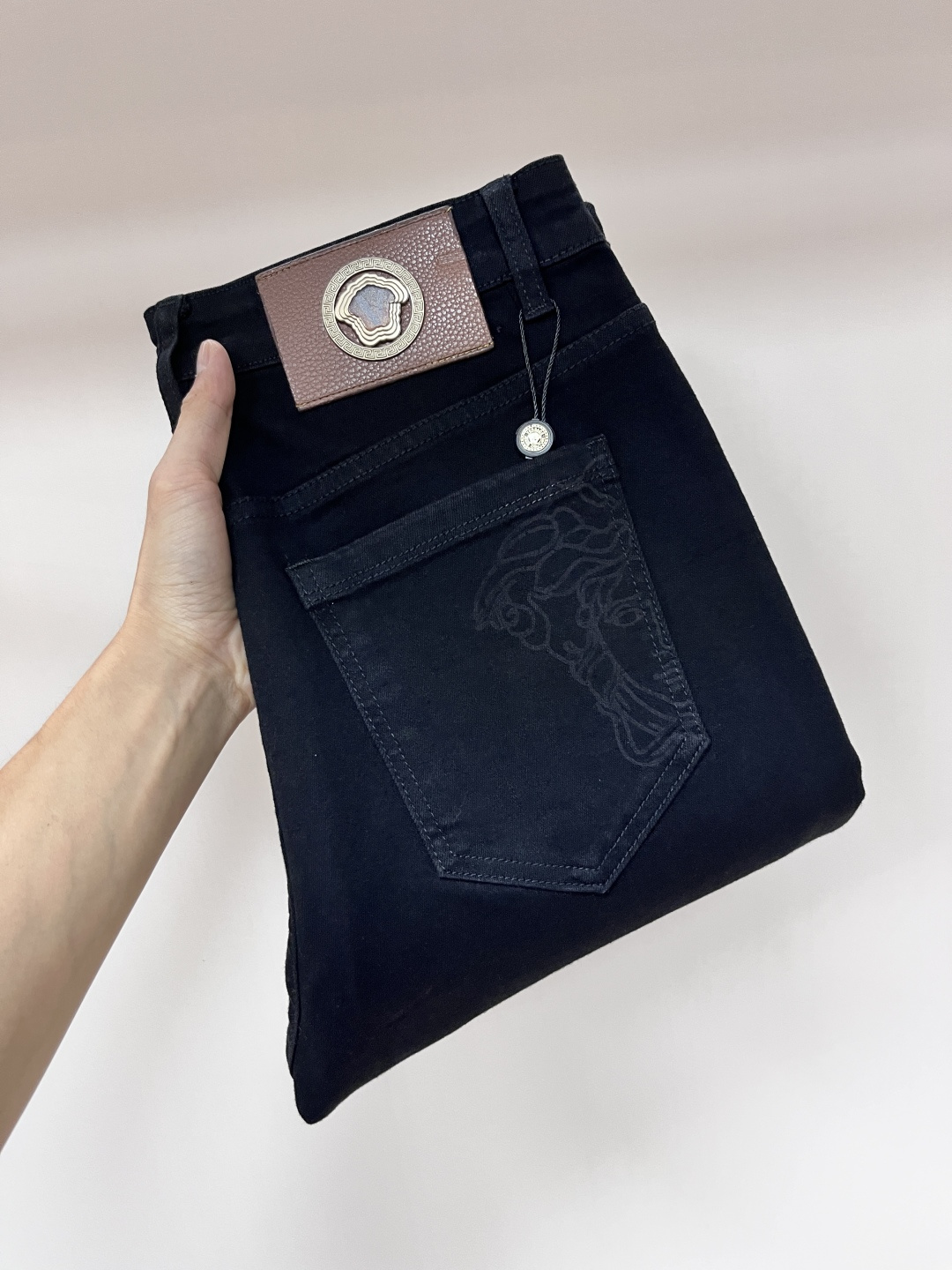 NO:464572,The main recommendation Versace is exclusively available for new Versace trendy men's fashionable casual jeans, high-end European version original single pants, trendy and fashionable casual pants, breathable and comfortable, impeccable details, brand element design concept, reflecting high quality. It presents casual cut, and the upper body style is superb!  Number of codes 29-38 (no 35 37) H new model first release, versace, versace, jeans, alexander wang19860909主推 Versace 独家专供新款范思哲潮男时尚休闲牛仔裤,高端欧版原单裤子,潮流时尚休闲裤子 透气舒适度高,细节无可挑剔,品牌元素设计理念,体现高品质.呈现休闲裁剪,上身版型超赞！ 码数29-38（无35 37） H新款首发,,versace,versace,jeans,alexander wang,Men's clothing