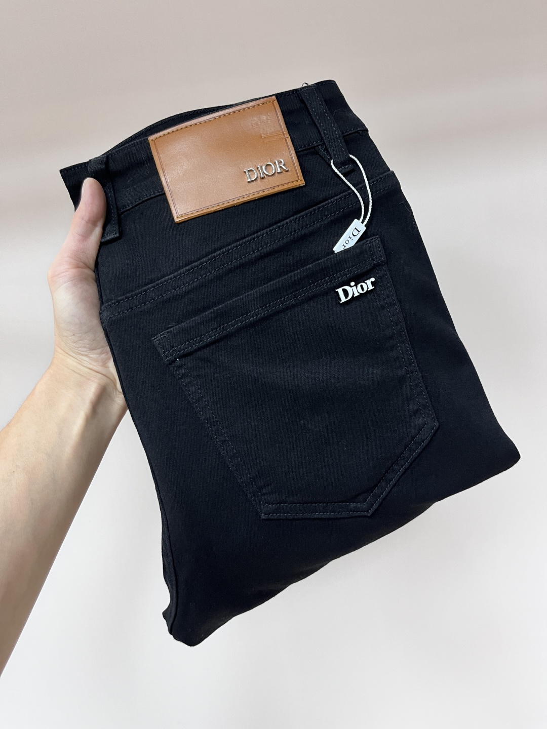 NO:464577,The main recommendation Dior exclusively offers new styles of Dior fashion men's fashionable casual jeans, high-end European version original single pants, trendy and fashionable casual pants, breathable and comfortable, impeccable details, brand element design concept, reflecting high quality. It presents casual cut, and the upper body style is superb!  Number of codes 29-38 (no 35 37) H new model first release, dior, dior, jeans, alexander wang19860909主推 Dior 独家专供新款迪奥潮男时尚休闲牛仔裤,高端欧版原单裤子,潮流时尚休闲裤子 透气舒适度高,细节无可挑剔,品牌元素设计理念,体现高品质.呈现休闲裁剪,上身版型超赞！ 码数29-38（无35 37） H新款首发,,dior,dior,jeans,alexander wang,Men's clothing