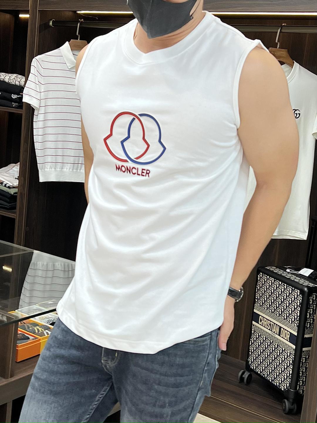 NO:464586,The main recommendation Moncler 25SS early spring new vest cover light luxury vest vest sports and fitness simple style catwalk style round neck sleeveless T-shirt loose style great upper body effect breathable essential items for men and women daily commuting outfits Correct version Welcome to compare · 260g pure cotton double yarn sweat fabric · Special bold 32 double strand 1X1 thread in the same cylinder · Double needle thread cross-seaming process · Original model label washing tag brand moisture-proof paper packaging Color black/white/ Size S/M/L/XL,,Moncler,tees, t-shirt,alexander wang19860909主推 Moncler 25SS早春新款背心蒙口轻奢主义 坎肩汗背心 运动健身 简约风 走秀款 圆领无袖T恤衫 宽松版型 上身效果很赞 透气 男女日常通勤穿搭必备单品 正确版本 欢迎对比 · 260克 纯棉双纱汗布面料  · 同缸定染特种加粗32支双股1X1螺纹 · 双针车线跨缝工艺 · 原版主唛水洗吊牌品牌防潮纸包装 颜色黑色/白色/ 尺码S/M/L/XL,,Moncler,tees，t-shirt,alexander wang,Men's clothing