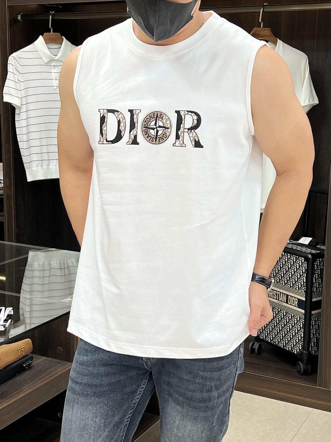 NO:464592,The main recommendation is Dior 25SS early spring new vest Dior light luxury vest vest sports and fitness simple style catwalk style round neck sleeveless T-shirt loose style top body effect is very breathable Breathable essential items for men and women daily commuting outfits Correct version Welcome to compare · 260g pure cotton double yarn sweat fabric · Special bold 32 double strands 1X1 threads · Double needle thread cross-seaming craftsmanship · Original model label washing tag brand moisture-proof paper packaging Color black/white/ Size S/M/L/XL,,dior,dior,tees, t-shirt,alexander wang19860909主推 Dior 25SS早春新款背心迪奥轻奢主义 坎肩汗背心 运动健身 简约风 走秀款 圆领无袖T恤衫 宽松版型 上身效果很赞 透气 男女日常通勤穿搭必备单品 正确版本 欢迎对比 · 260克 纯棉双纱汗布面料  · 同缸定染特种加粗32支双股1X1螺纹 · 双针车线跨缝工艺 · 原版主唛水洗吊牌品牌防潮纸包装 颜色黑色/白色/ 尺码S/M/L/XL,,dior,dior,tees，t-shirt,alexander wang,Men's clothing