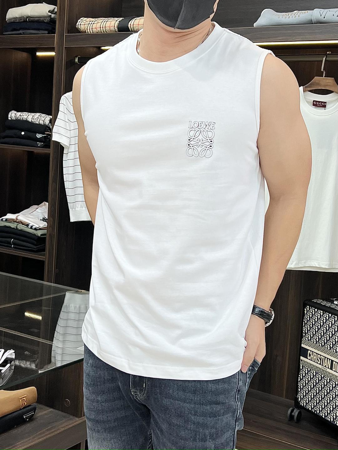NO:464656,The main recommendation is Loewe 25SS early spring new vest Loewe light luxury vest vest sports and fitness simple style catwalk style round neck sleeveless T-shirt loose style great upper body effect breathable essential items for men and women daily commuting outfits Correct version Welcome to compare · 260g pure cotton double yarn sweat fabric · Special bold 32 double strand 1X1 threads · Double needle thread cross-seaming craftsmanship · Original model label washing tag brand moisture-proof paper packaging Color black/white/ Size S/M/L/XL,,loewe,loewe,tees, t-shirt,alexander wang19860909主推 Loewe 25SS早春新款背心罗意威轻奢主义 坎肩汗背心 运动健身 简约风 走秀款 圆领无袖T恤衫 宽松版型 上身效果很赞 透气 男女日常通勤穿搭必备单品 正确版本 欢迎对比 · 260克 纯棉双纱汗布面料  · 同缸定染特种加粗32支双股1X1螺纹 · 双针车线跨缝工艺 · 原版主唛水洗吊牌品牌防潮纸包装 颜色黑色/白色/ 尺码S/M/L/XL,,loewe,loewe,tees，t-shirt,alexander wang,Men's clothing