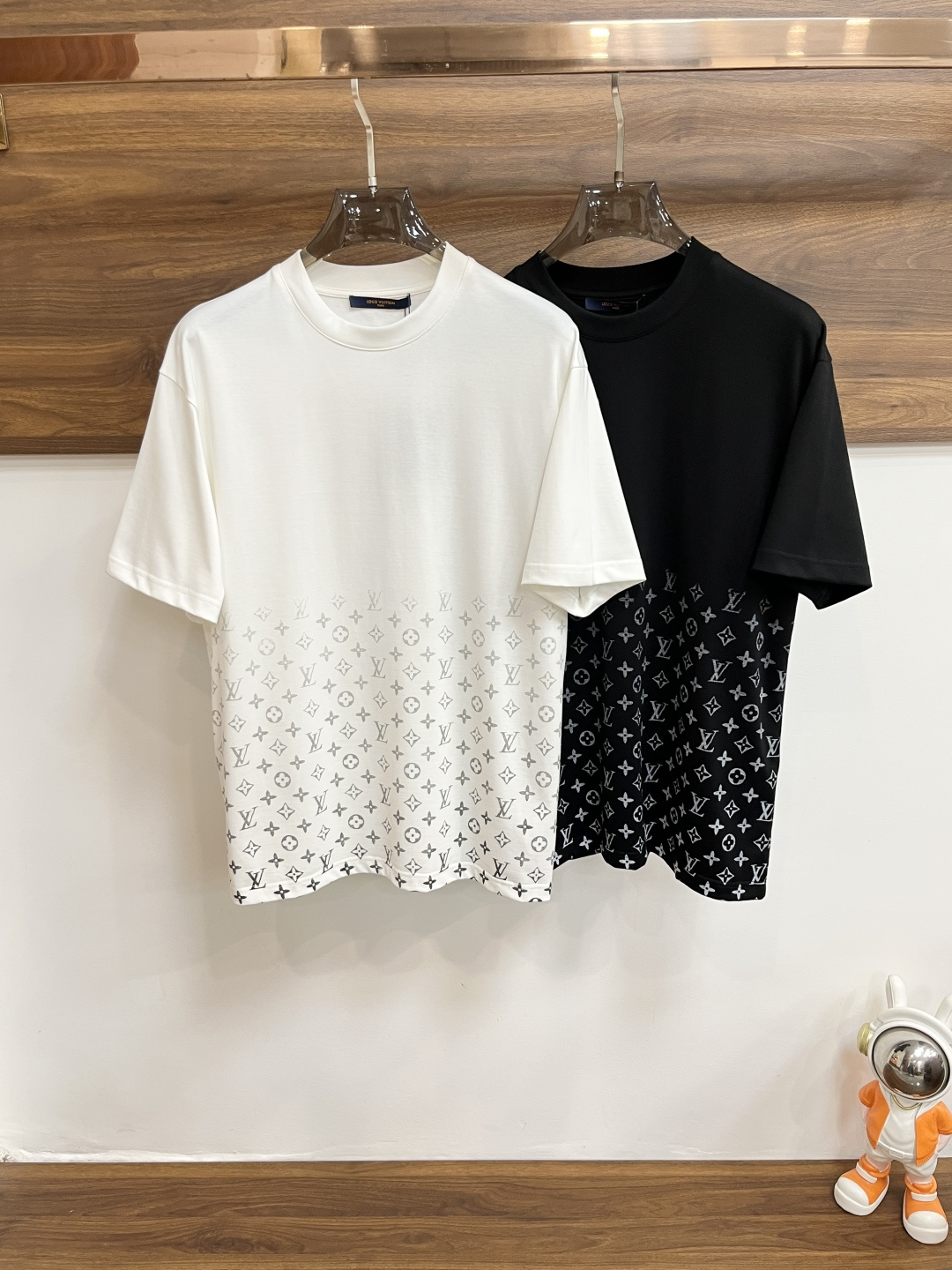 NO:464672,The main recommendation LV is exclusively designed for spring new donkey brand fashionable casual round neck short sleeves, pure cotton fabric original single craft high-end European version original single T-shirt, trendy and fashionable casual half-sleeved, breathable and comfortable, impeccable details, brand element design concept, reflecting high quality. It presents casual cut, and the upper body style is superb!  Code Number M-3XL H2025 new model first release, louis vuitton,louis vuitton,t-shirt,tees,t-shirt,alexander wang19860909主推 LV 独家专供春季新款驴牌时尚休闲圆领短袖,纯棉面料原单工艺高端欧版原单T恤,潮流时尚休闲半袖 透气舒适度高,细节无可挑剔,品牌元素设计理念,体现高品质.呈现休闲裁剪,上身版型超赞！ 码数M-3XL H2025新款首发,,louis vuitton,louis vuitton,T-shirt,tees，t-shirt,alexander wang,Men's clothing