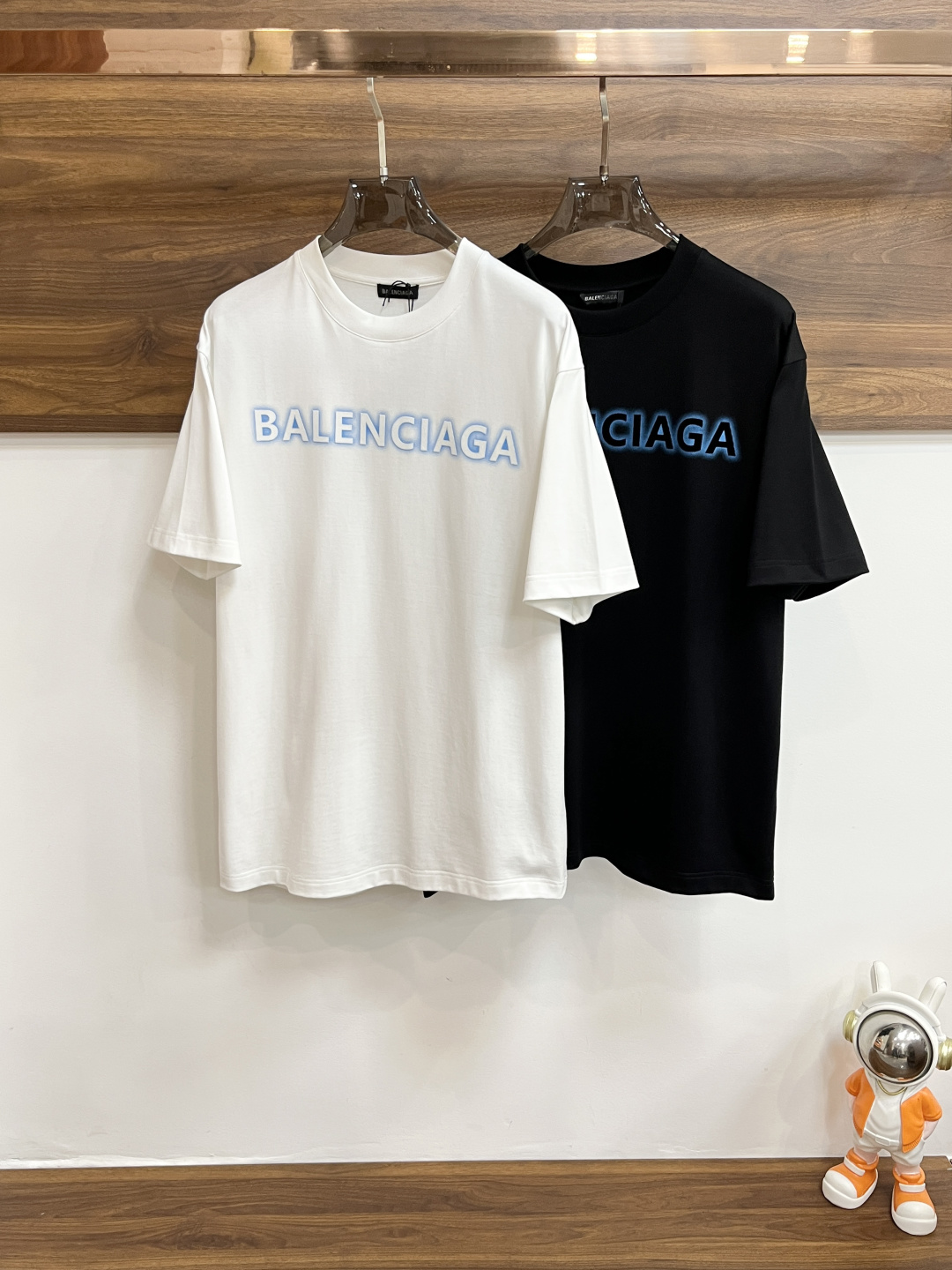 NO:464678,The main recommendation Balenciaga is exclusively designed for the new spring style of Balenciaga, fashionable and casual round neck short sleeves, pure cotton fabric original single craft high-end European version original single T-shirt, trendy and fashionable and casual half-sleeved, breathable and comfortable, impeccable details, brand element design concept, reflecting high quality. It presents casual cut, and the upper body style is excellent!  Code Number M-3XL H2025 new model first release, balenciaga, balenciaga, T-shirt,tees, t-shirt,alexander wang19860909主推 Balenciaga 独家专供春季新款巴黎世家时尚休闲圆领短袖,纯棉面料原单工艺高端欧版原单T恤,潮流时尚休闲半袖 透气舒适度高,细节无可挑剔,品牌元素设计理念,体现高品质.呈现休闲裁剪,上身版型超赞！ 码数M-3XL H2025新款首发,,balenciaga,balenciaga,T-shirt,tees，t-shirt,alexander wang,Men's clothing