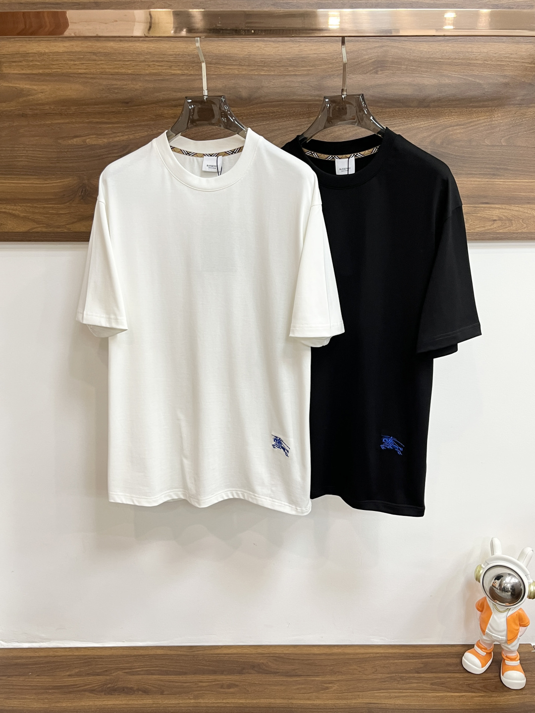 NO:464685,The main recommendation Burberry is exclusively designed for the new spring Burberry fashion casual round neck short sleeves, pure cotton fabric original single craft high-end European version original single T-shirt, trendy and fashionable casual half-sleeved, breathable and comfortable, impeccable details, brand element design concept, reflecting high quality. It presents casual cut, and the upper body style is superb!  Code Number M-3XL H2025 new model first launch, burberry, burberry, T-shirt, tees, t-shirt, alexander wang19860909主推 Burberry 独家专供春季新款巴宝莉时尚休闲圆领短袖,纯棉面料原单工艺高端欧版原单T恤,潮流时尚休闲半袖 透气舒适度高,细节无可挑剔,品牌元素设计理念,体现高品质.呈现休闲裁剪,上身版型超赞！ 码数M-3XL H2025新款首发,,burberry,burberry,T-shirt,tees，t-shirt,alexander wang,Men's clothing