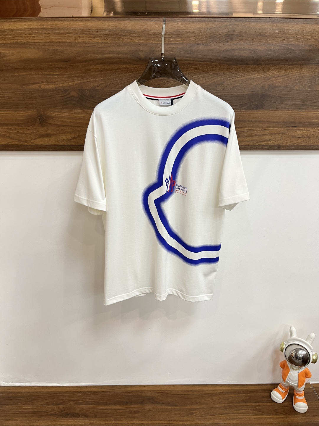 NO:464692,The main recommendation Moncler is exclusively designed for spring new styles of masked fashion casual round neck short sleeves, pure cotton fabric original single craft high-end European version original single T-shirt, trendy and fashionable casual half-sleeved, breathable and comfortable, impeccable details, brand element design concept, reflecting high quality. It presents casual cut, and the upper body style is superb!  Code Number M-3XL H2025 new model first release, Moncler, T-shirt,tees, t-shirt,alexander wang19860909主推 Moncler 独家专供春季新款蒙口时尚休闲圆领短袖,纯棉面料原单工艺高端欧版原单T恤,潮流时尚休闲半袖 透气舒适度高,细节无可挑剔,品牌元素设计理念,体现高品质.呈现休闲裁剪,上身版型超赞！ 码数M-3XL H2025新款首发,,Moncler,T-shirt,tees，t-shirt,alexander wang,Men's clothing