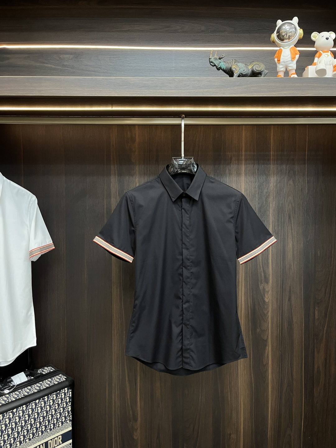 NO:464706,The main recommendation is Burberry Burberry, the latest men's must-have short-sleeved shirt, natural cotton, comfortable and breathable, original single product, original fabric, soft and comfortable, high-end and luxurious, enough style, this shirt is proud to make you satisfied and face! Size 38-40-42-44-46-48 New H2025 model first release, burberry, burberry, shirts, T-shirt, alexander wang19860909主推 Burberry 巴宝莉 专柜最新款男士必备款短袖衬衫,天然棉,舒服透气,原单狠货,原版面料,柔软舒适,上身高端又奢华,足够场面的档次,这款衬衫无不骄傲的让你满意有面子! 尺码38-40-42-44-46-48 H2025新款首发,,burberry,burberry,shirts,T-shirt,alexander wang,Men's clothing