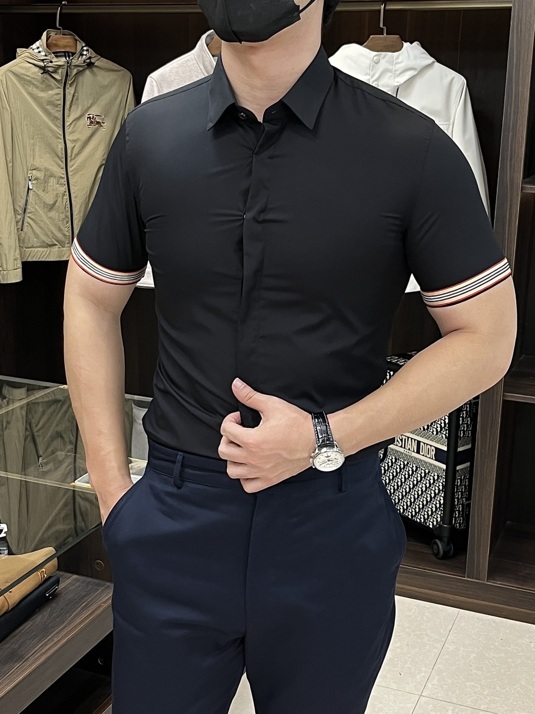 NO:455202,The main recommendation is Burberry Burberry, the latest men's must-have short-sleeved shirt, natural cotton, comfortable and breathable, original single product, original fabric, soft and comfortable, high-end and luxurious, enough style, this shirt is proud to make you satisfied and face! Size 38-40-42-44-46-48 New H2025 model first release, burberry, burberry, shirts, T-shirt, alexander wang19860909主推 Burberry 巴宝莉 专柜最新款男士必备款短袖衬衫,天然棉,舒服透气,原单狠货,原版面料,柔软舒适,上身高端又奢华,足够场面的档次,这款衬衫无不骄傲的让你满意有面子! 尺码38-40-42-44-46-48 H2025新款首发,,burberry,burberry,shirts,T-shirt,alexander wang,Men's clothing