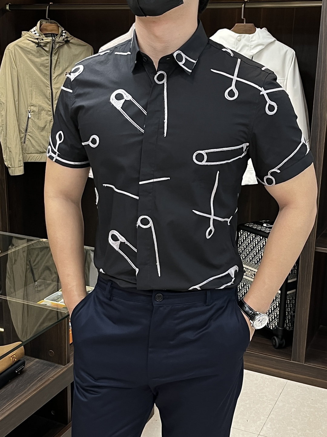 NO:455207,The main recommendation is Dior. The latest men's must-have short-sleeved shirt, natural cotton, comfortable and breathable, original single product, original fabric, soft and comfortable, high-end and luxurious, enough to have a sufficient level of scene, this shirt is proud to make you satisfied and face! Size 38-40-42-44-46-48 New H2025 model first release,,dior,dior,shirts,T-shirt,alexander wang19860909主推 Dior 迪奥 专柜最新款男士必备款短袖衬衫,天然棉,舒服透气,原单狠货,原版面料,柔软舒适,上身高端又奢华,足够场面的档次,这款衬衫无不骄傲的让你满意有面子! 尺码38-40-42-44-46-48 H2025新款首发,,dior,dior,shirts,T-shirt,alexander wang,Men's clothing