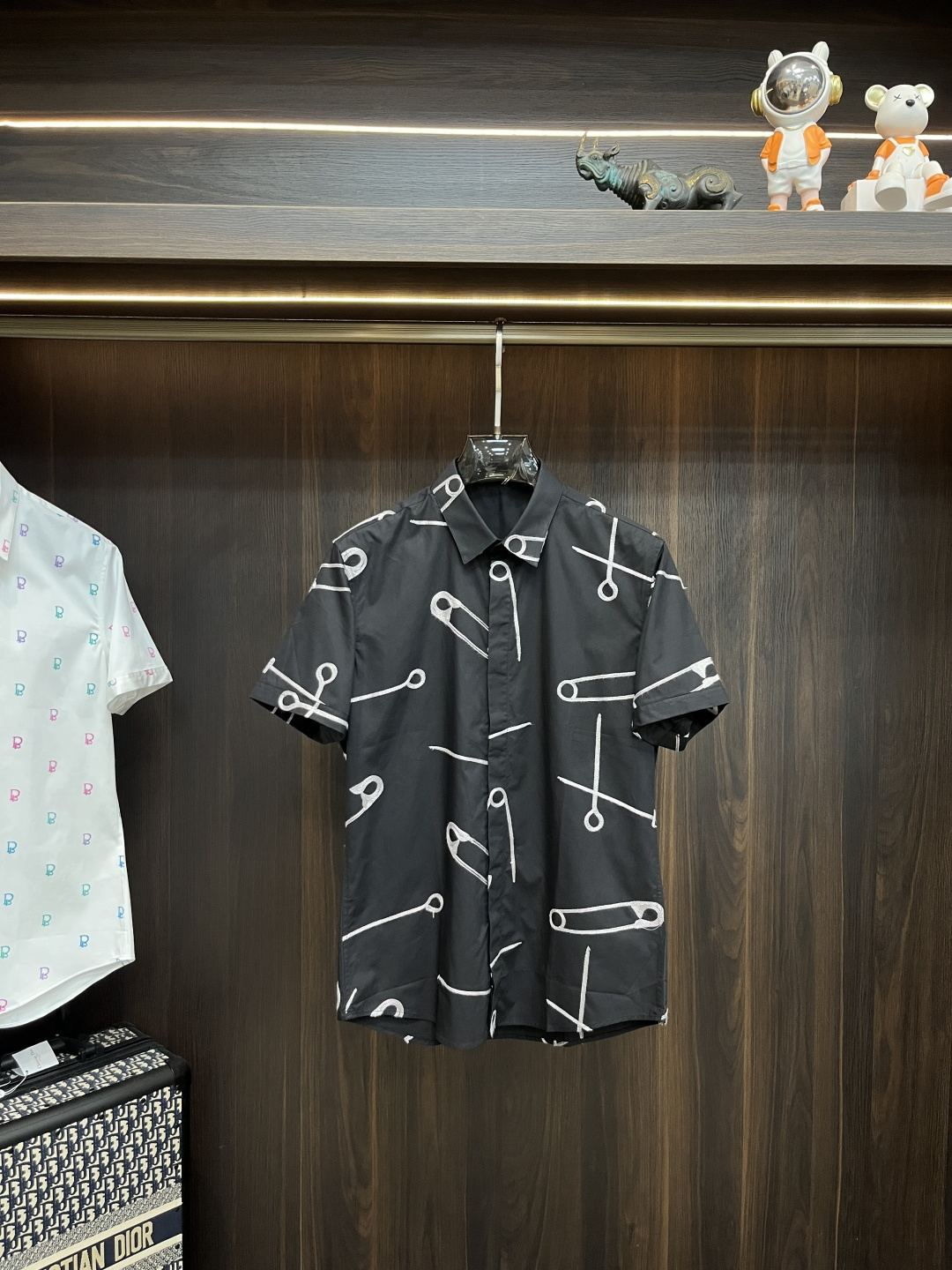 NO:464712,The main recommendation is Dior. The latest men's must-have short-sleeved shirt, natural cotton, comfortable and breathable, original single product, original fabric, soft and comfortable, high-end and luxurious, enough to have a sufficient level of scene, this shirt is proud to make you satisfied and face! Size 38-40-42-44-46-48 New H2025 model first release,,dior,dior,shirts,T-shirt,alexander wang19860909主推 Dior 迪奥 专柜最新款男士必备款短袖衬衫,天然棉,舒服透气,原单狠货,原版面料,柔软舒适,上身高端又奢华,足够场面的档次,这款衬衫无不骄傲的让你满意有面子! 尺码38-40-42-44-46-48 H2025新款首发,,dior,dior,shirts,T-shirt,alexander wang,Men's clothing