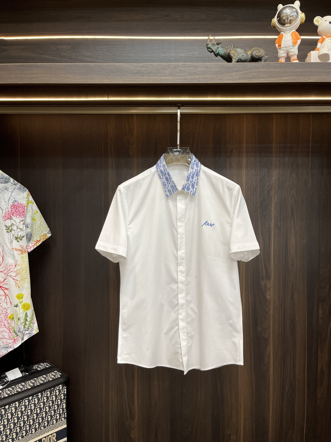 NO:464660,The main recommendation is Dior. The latest men's must-have short-sleeved shirt, natural cotton, comfortable and breathable, original single product, original fabric, soft and comfortable, high-end and luxurious, enough to have a sufficient level of scene, this shirt is proud to make you satisfied and face! Size 38-40-42-44-46-48 New H2025 model first release,,dior,dior,shirts,T-shirt,alexander wang19860909主推 Dior 迪奥 专柜最新款男士必备款短袖衬衫,天然棉,舒服透气,原单狠货,原版面料,柔软舒适,上身高端又奢华,足够场面的档次,这款衬衫无不骄傲的让你满意有面子! 尺码38-40-42-44-46-48 H2025新款首发,,dior,dior,shirts,T-shirt,alexander wang,Men's clothing