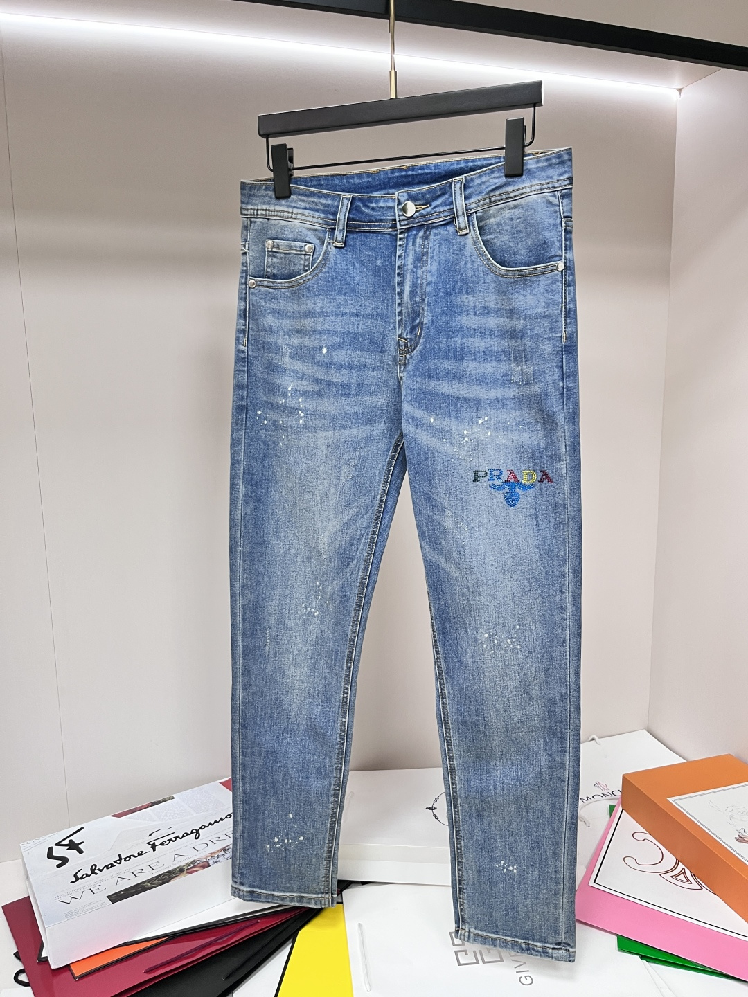 NO:464668,The main recommendation is Prada exclusively for new Prada trendy men's fashionable casual jeans, high-end European version original single pants, trendy and fashionable casual pants, breathable and comfortable, impeccable details, brand element design concept, reflecting high quality. It presents casual cut, and the upper body style is superb!  Number of codes 29-38 (no 35 37) H2025 new model first release, prada, prada, jeans, alexander wang19860909主推 Prada 独家专供新款普拉达潮男时尚休闲牛仔裤,高端欧版原单裤子,潮流时尚休闲裤子 透气舒适度高,细节无可挑剔,品牌元素设计理念,体现高品质.呈现休闲裁剪,上身版型超赞！ 码数29-38（无35 37） H2025新款首发,,prada,prada,jeans,alexander wang,Men's clothing