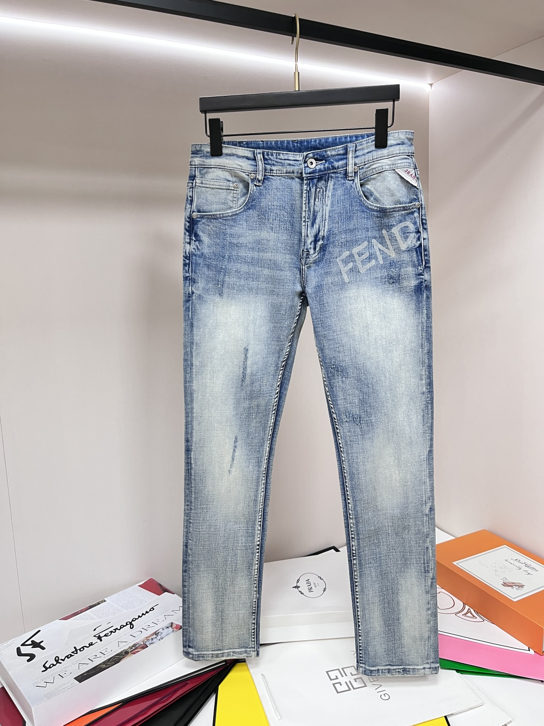 NO:464674,The main recommendation Fendi exclusively offers new styles of fashion men's fashionable casual jeans, high-end European version original single pants, trendy and fashionable casual pants, breathable and comfortable, impeccable details, brand elements design concept, reflecting high quality. It presents casual cut, and the upper body style is superb!  Number of codes 29-38 (no 35 37) H2025 new model first release, fendi, fendi, jeans, alexander wang19860909主推 Fendi 独家专供新款芬迪潮男时尚休闲牛仔裤,高端欧版原单裤子,潮流时尚休闲裤子 透气舒适度高,细节无可挑剔,品牌元素设计理念,体现高品质.呈现休闲裁剪,上身版型超赞！ 码数29-38（无35 37） H2025新款首发,,fendi,fendi,jeans,alexander wang,Men's clothing