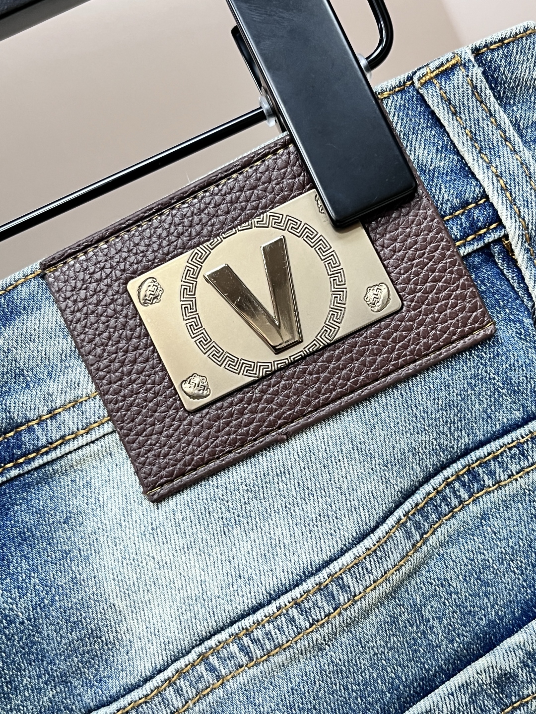 Fashion Maverick P618 Valentino: Leading Men’s Jeans & European Pants with High Quality & Impeccable Style - 图片 7