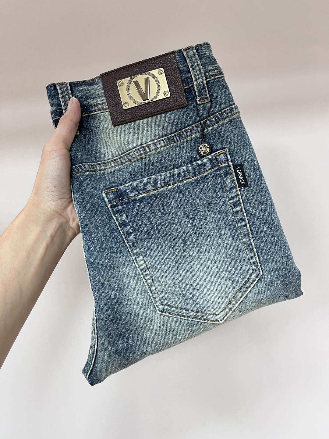 Fashion Maverick P618 Valentino: Leading Men’s Jeans & European Pants with High Quality & Impeccable Style - 图片 4