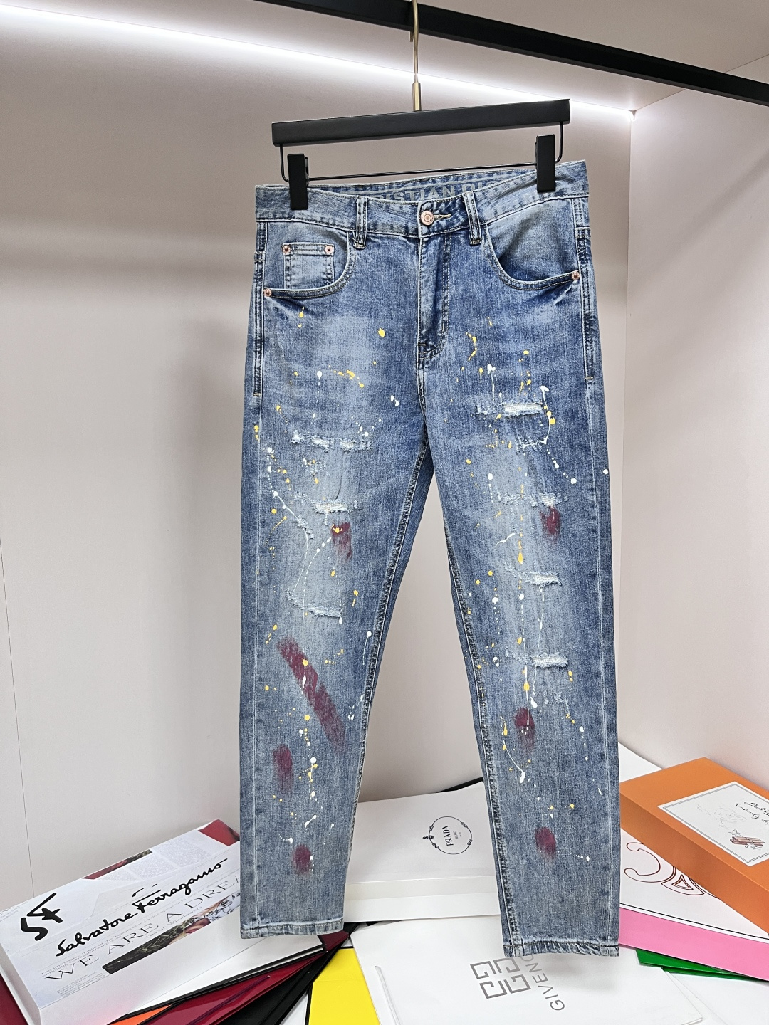 NO:464694,The main recommendation Dior exclusively offers new styles of Dior fashion men's fashionable casual jeans, high-end European version original single pants, trendy and fashionable casual pants, high breathability and comfort, impeccable details, brand element design concept, reflecting high quality. It presents casual cut, and the upper body style is superb!  Number of codes 29-38 (no 35 37) H2025 new model first release, dior, dior, jeans, alexander wang19860909主推 Dior 独家专供新款迪奥潮男时尚休闲牛仔裤,高端欧版原单裤子,潮流时尚休闲裤子 透气舒适度高,细节无可挑剔,品牌元素设计理念,体现高品质.呈现休闲裁剪,上身版型超赞！ 码数29-38（无35 37） H2025新款首发,,dior,dior,jeans,alexander wang,Men's clothing