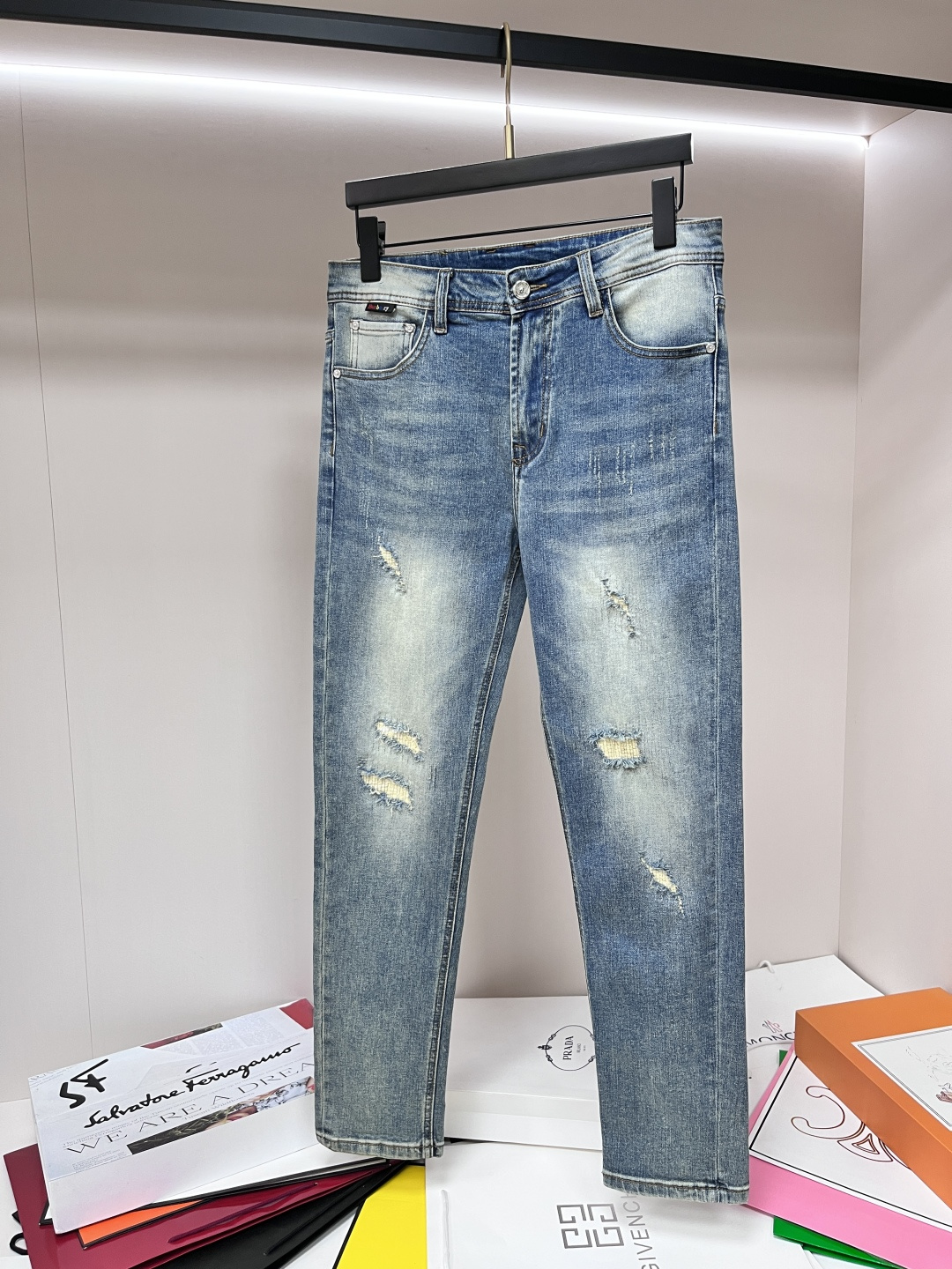 NO:464701,The main recommendation Burberry exclusively offers new Burberry trendy men's fashionable casual jeans, high-end European version original single pants, trendy and fashionable casual pants, breathable and comfortable, impeccable details, brand element design concept, reflecting high quality. It presents casual cut, and the upper body style is superb!  Number of codes 29-38 (no 35 37) H2025 new model first release, burberry, burberry, jeans, alexander wang19860909主推 Burberry 独家专供新款巴宝莉潮男时尚休闲牛仔裤,高端欧版原单裤子,潮流时尚休闲裤子 透气舒适度高,细节无可挑剔,品牌元素设计理念,体现高品质.呈现休闲裁剪,上身版型超赞！ 码数29-38（无35 37） H2025新款首发,,burberry,burberry,jeans,alexander wang,Men's clothing