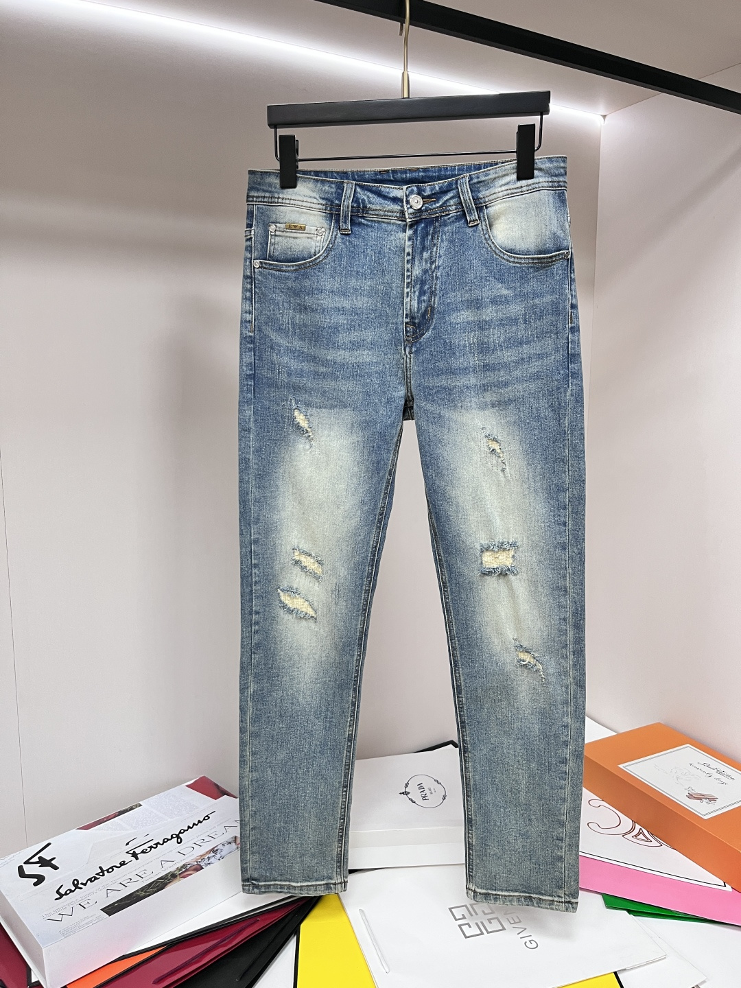 NO:464708,The main recommendation is Armani exclusively for new Armani fashion men's fashionable casual jeans, high-end European version original single pants, trendy and fashionable casual pants, breathable and comfortable, impeccable details, brand element design concept, reflecting high quality. It presents casual cut, and the upper body style is superb!  Number of codes 29-38 (no 35 37) H2025 new model first release, Armani, Armani, Jeans, Alexander wang19860909主推 Armani 独家专供新款阿玛尼潮男时尚休闲牛仔裤,高端欧版原单裤子,潮流时尚休闲裤子 透气舒适度高,细节无可挑剔,品牌元素设计理念,体现高品质.呈现休闲裁剪,上身版型超赞！ 码数29-38（无35 37） H2025新款首发,,armani,armani,jeans,alexander wang,Men's clothing