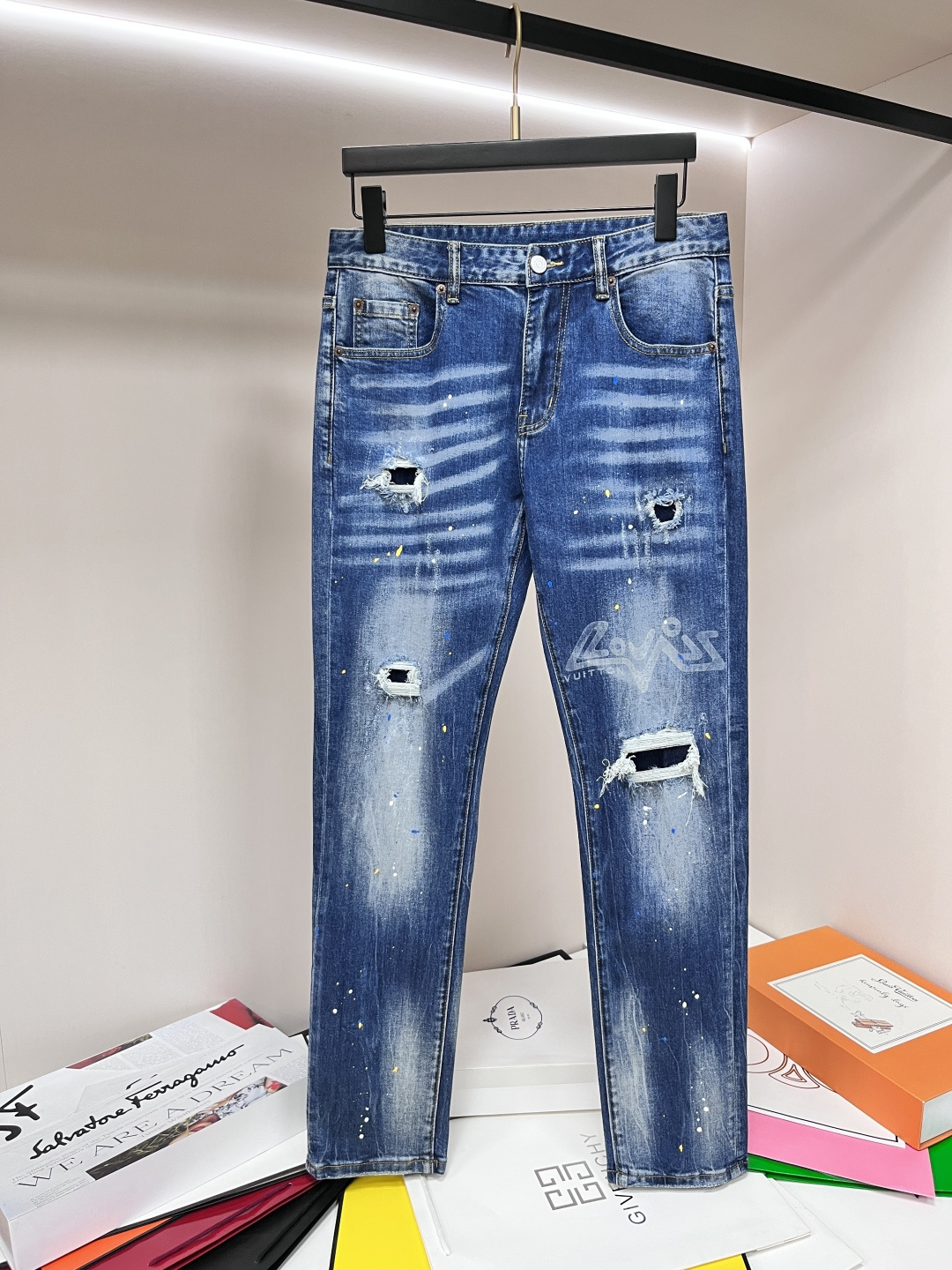 NO:464720,The main recommendation LV is exclusively available for new donkey brand fashion casual jeans, high-end European version original single pants, trendy and fashionable casual pants, high breathability and comfort, impeccable details, brand element design concept, reflecting high quality. It presents casual cut, and the upper body style is superb!  Number of codes 29-38 (no 35 37) H2025 new model first release, louis vuitton,louis vuitton,jeans,alexander wang19860909主推 LV 独家专供新款驴牌潮男时尚休闲牛仔裤,高端欧版原单裤子,潮流时尚休闲裤子 透气舒适度高,细节无可挑剔,品牌元素设计理念,体现高品质.呈现休闲裁剪,上身版型超赞！ 码数29-38（无35 37） H2025新款首发,,louis vuitton,louis vuitton,jeans,alexander wang,Men's clothing