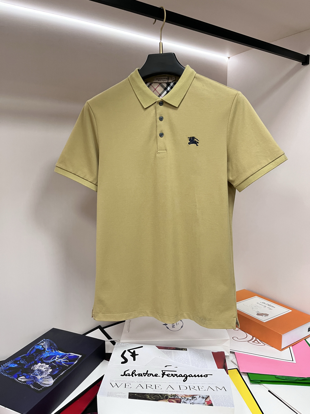 NO:464661,The main recommendation Burberry is exclusively designed for the new autumn Burberry fashion casual lapel short sleeves, high-density cotton fabric, high-end needle embroidery, high-end European version original single T-shirt, trendy and fashionable casual half-sleeved, breathable and comfortable, impeccable details, brand element design concept, reflecting high quality. It presents casual cut, and the upper body style is superb!  Code Number M-3XL H2025 new model first launch, burberry, burberry, T-shirt, tees, t-shirt, alexander wang19860909主推 Burberry 独家专供秋季新款巴宝莉时尚休闲翻领短袖,高密度纯棉面料,高级密针刺绣、高端欧版原单T恤,潮流时尚休闲半袖 透气舒适度高,细节无可挑剔,品牌元素设计理念,体现高品质.呈现休闲裁剪,上身版型超赞！ 码数M-3XL H2025新款首发,,burberry,burberry,T-shirt,tees，t-shirt,alexander wang,Men's clothing