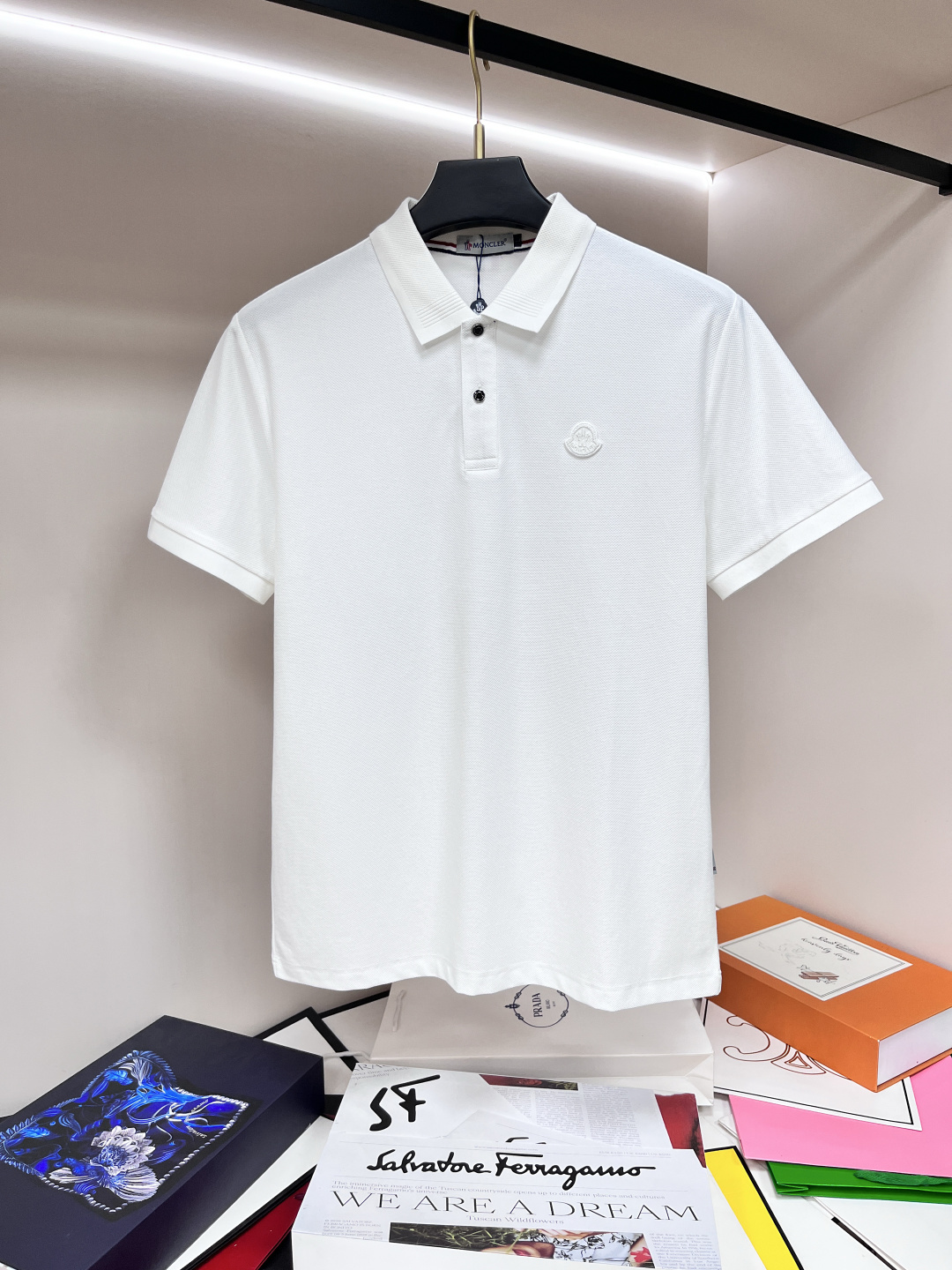 NO:464669,The main recommendation Moncler is exclusively designed for new autumn masked fashion casual lapel short sleeves, high-density cotton fabric, high-end needle embroidery, high-end European version original single T-shirt, trendy and fashionable casual half-sleeved, breathable and comfortable, impeccable details, brand element design concept, reflecting high quality. It presents casual cut, and the upper body style is superb!  Code Number M-3XL H2025 new model first release, Moncler, T-shirt,tees, t-shirt,alexander wang19860909主推 Moncler 独家专供秋季新款蒙口时尚休闲翻领短袖,高密度纯棉面料,高级密针刺绣、高端欧版原单T恤,潮流时尚休闲半袖 透气舒适度高,细节无可挑剔,品牌元素设计理念,体现高品质.呈现休闲裁剪,上身版型超赞！ 码数M-3XL H2025新款首发,,Moncler,T-shirt,tees，t-shirt,alexander wang,Men's clothing