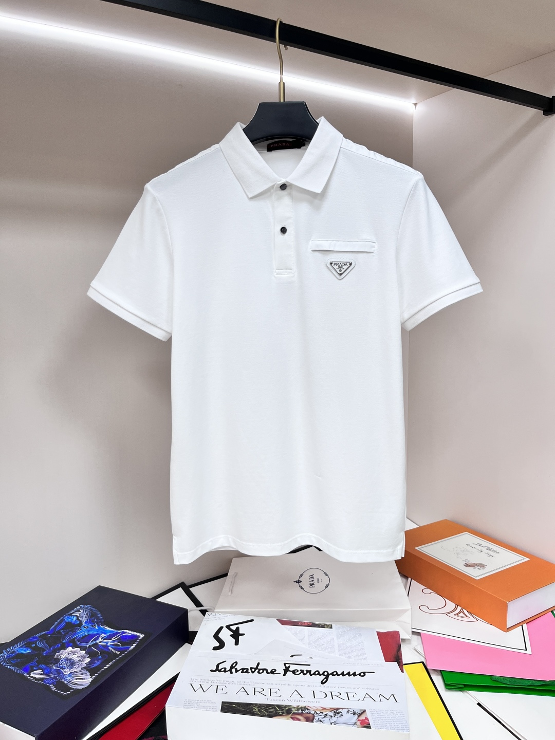 NO:464683,The main recommendation is Prada, which is exclusively available for the new autumn Prada fashion casual lapel short sleeves, high-density cotton fabric, high-end needle embroidery, high-end European version original single T-shirt, trendy and fashionable casual half-sleeved, breathable and comfortable, impeccable details, brand element design concept, reflecting high quality. It presents casual cut, and the upper body style is excellent!  Code Number M-3XL H2025 new model first release, prada, prada, T-shirt, tees, t-shirt, alexander wang19860909主推 Prada 独家专供秋季新款普拉达时尚休闲翻领短袖,高密度纯棉面料,高级密针刺绣、高端欧版原单T恤,潮流时尚休闲半袖 透气舒适度高,细节无可挑剔,品牌元素设计理念,体现高品质.呈现休闲裁剪,上身版型超赞！ 码数M-3XL H2025新款首发,,prada,prada,T-shirt,tees，t-shirt,alexander wang,Men's clothing