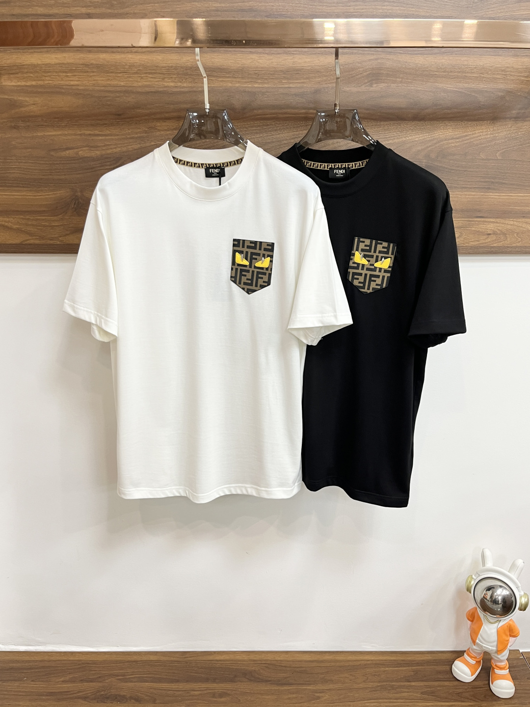 NO:464689,The main recommendation Fendi is exclusively designed for the new spring style Fendi fashion casual round neck short sleeves, pure cotton fabric original single craft high-end European version original single T-shirt, trendy and fashionable casual half-sleeved, breathable and comfortable, impeccable details, brand element design concept, reflecting high quality. It presents casual cut, and the upper body style is superb!  Code Number M-3XL H2025 new model first release, fendi, fendi, T-shirt, tees, t-shirt, alexander wang19860909主推 Fendi 独家专供春季新款芬迪时尚休闲圆领短袖,纯棉面料原单工艺高端欧版原单T恤,潮流时尚休闲半袖 透气舒适度高,细节无可挑剔,品牌元素设计理念,体现高品质.呈现休闲裁剪,上身版型超赞！ 码数M-3XL H2025新款首发,,fendi,fendi,T-shirt,tees，t-shirt,alexander wang,Men's clothing