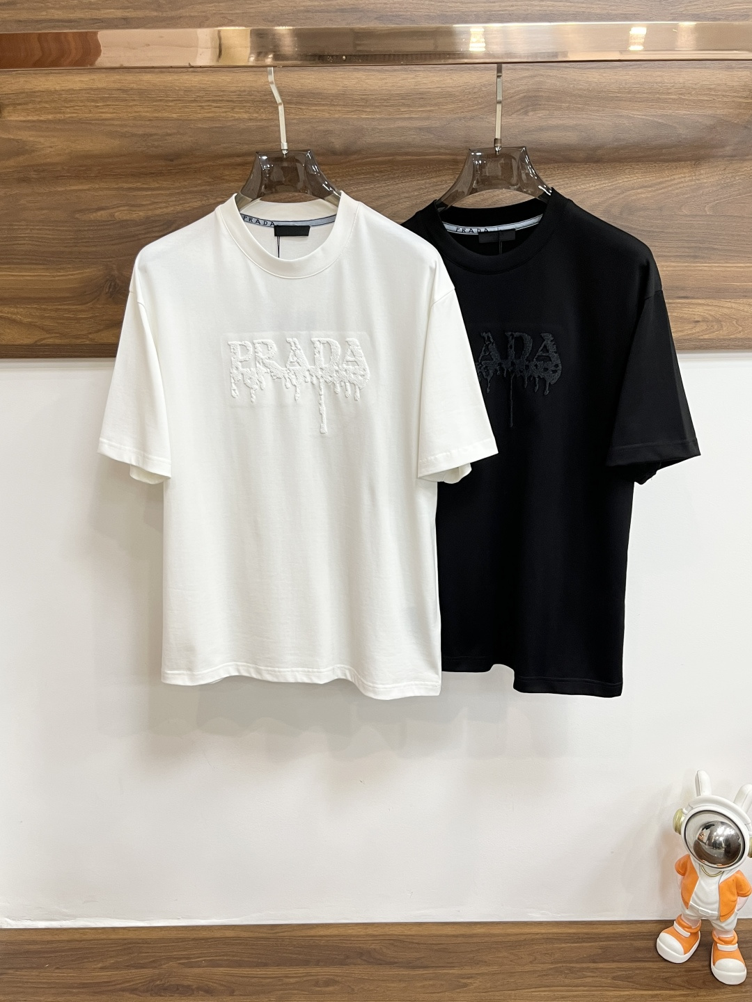 NO:464696,The main recommendation is Prada exclusively for the new spring style Prada fashion casual round neck short sleeves, pure cotton fabric original single craft high-end European version original single T-shirt, trendy and fashionable casual half-sleeved, breathable and comfortable, impeccable details, brand element design concept, reflecting high quality. It presents casual cut, and the upper body style is superb!  Code Number M-3XL H2025 new model first release, prada, prada, T-shirt, tees, t-shirt, alexander wang19860909主推 Prada 独家专供春季新款普拉达时尚休闲圆领短袖,纯棉面料原单工艺高端欧版原单T恤,潮流时尚休闲半袖 透气舒适度高,细节无可挑剔,品牌元素设计理念,体现高品质.呈现休闲裁剪,上身版型超赞！ 码数M-3XL H2025新款首发,,prada,prada,T-shirt,tees，t-shirt,alexander wang,Men's clothing