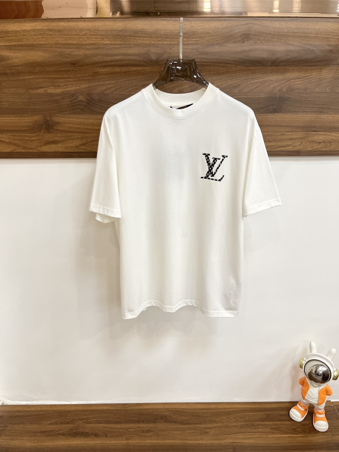 NO:464703,The main recommendation LV is exclusively designed for spring new donkey brand fashionable casual round neck short sleeves, pure cotton fabric original single craft high-end European version original single T-shirt, trendy and fashionable casual half-sleeved, breathable and comfortable, impeccable details, brand element design concept, reflecting high quality. It presents casual cut, and the upper body style is superb!  Code Number M-3XL H2025 new model first release, louis vuitton,louis vuitton,t-shirt,tees,t-shirt,alexander wang19860909主推 LV 独家专供春季新款驴牌时尚休闲圆领短袖,纯棉面料原单工艺高端欧版原单T恤,潮流时尚休闲半袖 透气舒适度高,细节无可挑剔,品牌元素设计理念,体现高品质.呈现休闲裁剪,上身版型超赞！ 码数M-3XL H2025新款首发,,louis vuitton,louis vuitton,T-shirt,tees，t-shirt,alexander wang,Men's clothing