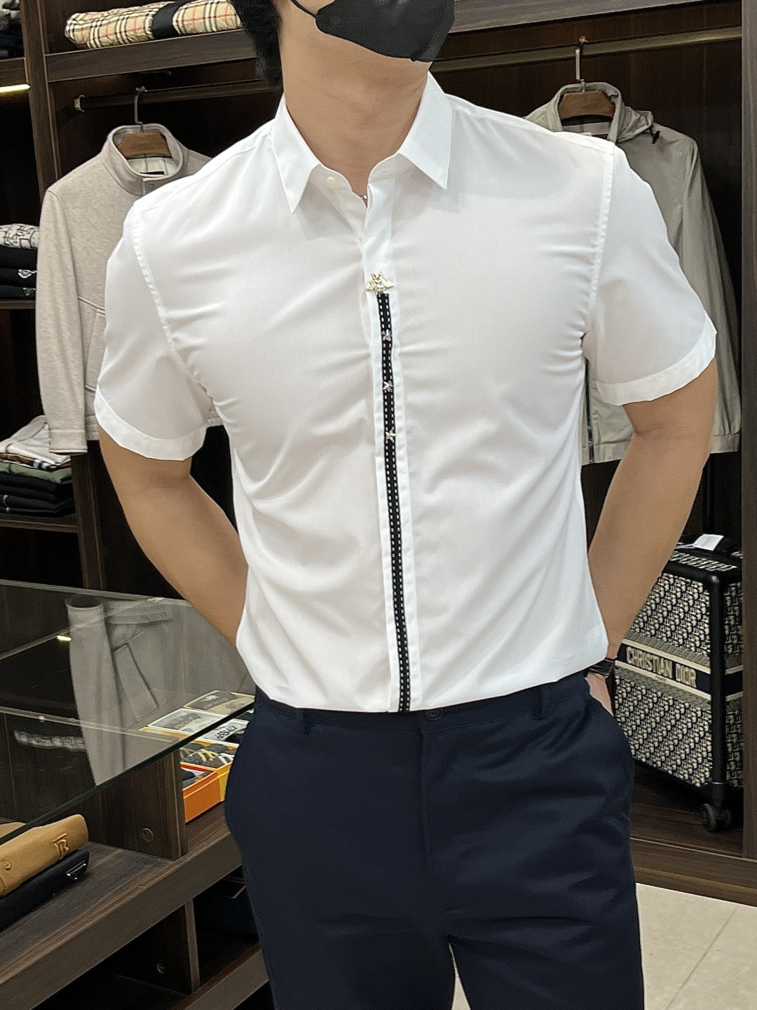NO:530777,The main recommendation is Dior. The latest men's must-have short-sleeved shirt, natural cotton, comfortable and breathable, original single product, original fabric, soft and comfortable, high-end and luxurious, enough to have a sufficient level of scene, this shirt is proud to make you satisfied and face! Size 38-40-42-44-46-48 New H2025 model first release,,dior,dior,shirts,T-shirt,alexander wang19860909主推 Dior 迪奥 专柜最新款男士必备款短袖衬衫,天然棉,舒服透气,原单狠货,原版面料,柔软舒适,上身高端又奢华,足够场面的档次,这款衬衫无不骄傲的让你满意有面子! 尺码38-40-42-44-46-48 H2025新款首发,,dior,dior,shirts,T-shirt,alexander wang,Men's clothing