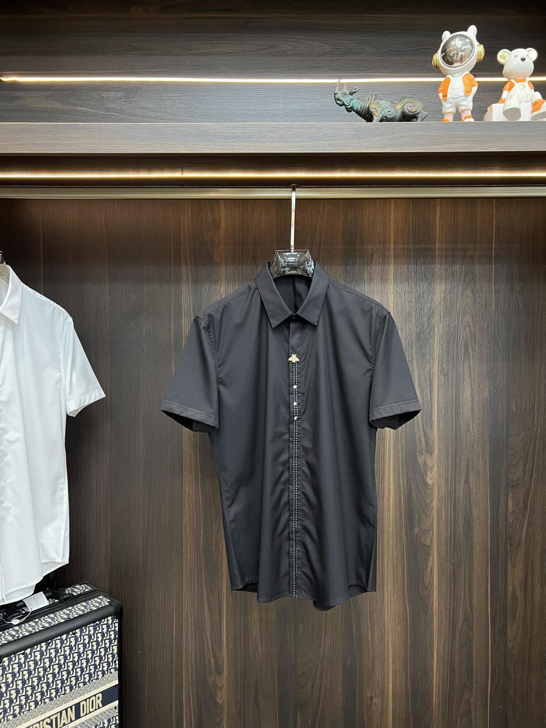 NO:464711,The main recommendation is Dior. The latest men's must-have short-sleeved shirt, natural cotton, comfortable and breathable, original single product, original fabric, soft and comfortable, high-end and luxurious, enough to have a sufficient level of scene, this shirt is proud to make you satisfied and face! Size 38-40-42-44-46-48 New H2025 model first release,,dior,dior,shirts,T-shirt,alexander wang19860909主推 Dior 迪奥 专柜最新款男士必备款短袖衬衫,天然棉,舒服透气,原单狠货,原版面料,柔软舒适,上身高端又奢华,足够场面的档次,这款衬衫无不骄傲的让你满意有面子! 尺码38-40-42-44-46-48 H2025新款首发,,dior,dior,shirts,T-shirt,alexander wang,Men's clothing