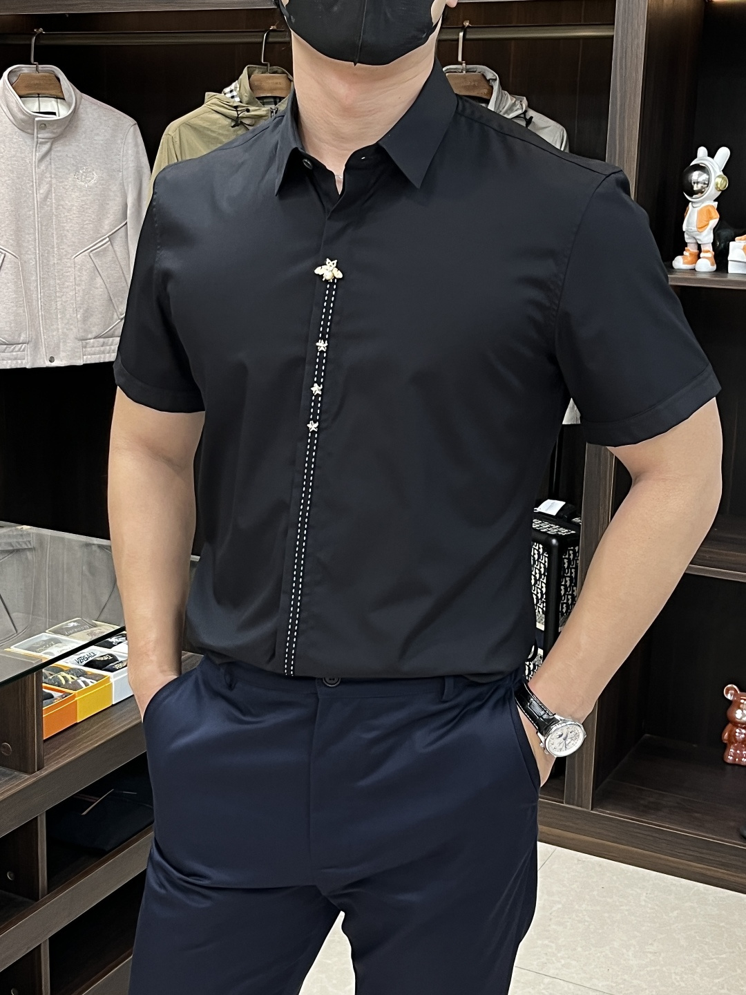 NO:455217,The main recommendation is Dior. The latest men's must-have short-sleeved shirt, natural cotton, comfortable and breathable, original single product, original fabric, soft and comfortable, high-end and luxurious, enough to have a sufficient level of scene, this shirt is proud to make you satisfied and face! Size 38-40-42-44-46-48 New H2025 model first release,,dior,dior,shirts,T-shirt,alexander wang19860909主推 Dior 迪奥 专柜最新款男士必备款短袖衬衫,天然棉,舒服透气,原单狠货,原版面料,柔软舒适,上身高端又奢华,足够场面的档次,这款衬衫无不骄傲的让你满意有面子! 尺码38-40-42-44-46-48 H2025新款首发,,dior,dior,shirts,T-shirt,alexander wang,Men's clothing