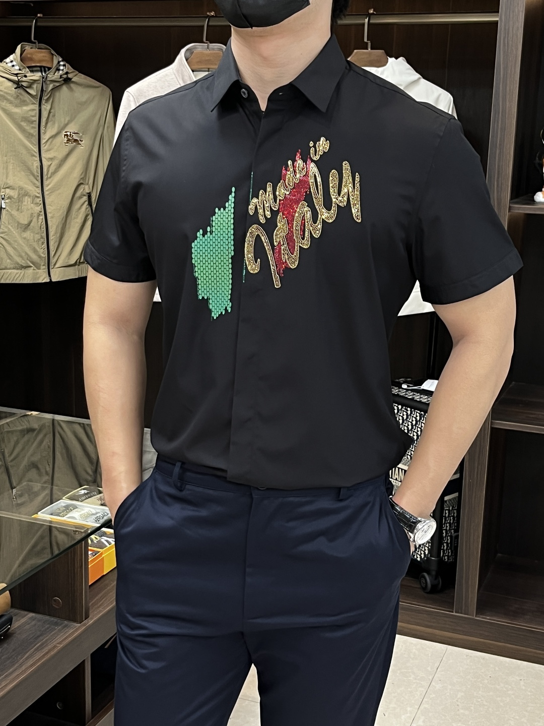 NO:455222,The main recommendation Gucci Gucci counter latest men's must-have short-sleeved shirt, natural cotton, comfortable and breathable, original single product, original fabric, soft and comfortable, high-end and luxurious, enough style, this shirt is proud to make you satisfied and face! Size 38-40-42-44-46-48 New H2025 model first release, gucci,gucci,shirts,T-shirt,alexander wang19860909主推 Gucci 古驰 专柜最新款男士必备款短袖衬衫,天然棉,舒服透气,原单狠货,原版面料,柔软舒适,上身高端又奢华,足够场面的档次,这款衬衫无不骄傲的让你满意有面子! 尺码38-40-42-44-46-48 H2025新款首发,,gucci,gucci,shirts,T-shirt,alexander wang,Men's clothing