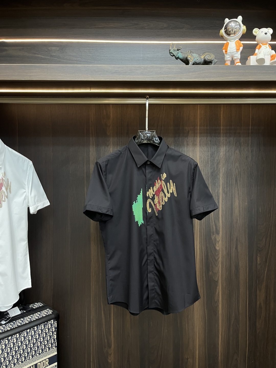 NO:464539,The main recommendation Gucci Gucci counter latest men's must-have short-sleeved shirt, natural cotton, comfortable and breathable, original single product, original fabric, soft and comfortable, high-end and luxurious, enough style, this shirt is proud to make you satisfied and face! Size 38-40-42-44-46-48 New H2025 model first release, gucci,gucci,shirts,T-shirt,alexander wang19860909主推 Gucci 古驰 专柜最新款男士必备款短袖衬衫,天然棉,舒服透气,原单狠货,原版面料,柔软舒适,上身高端又奢华,足够场面的档次,这款衬衫无不骄傲的让你满意有面子! 尺码38-40-42-44-46-48 H2025新款首发,,gucci,gucci,shirts,T-shirt,alexander wang,Men's clothing