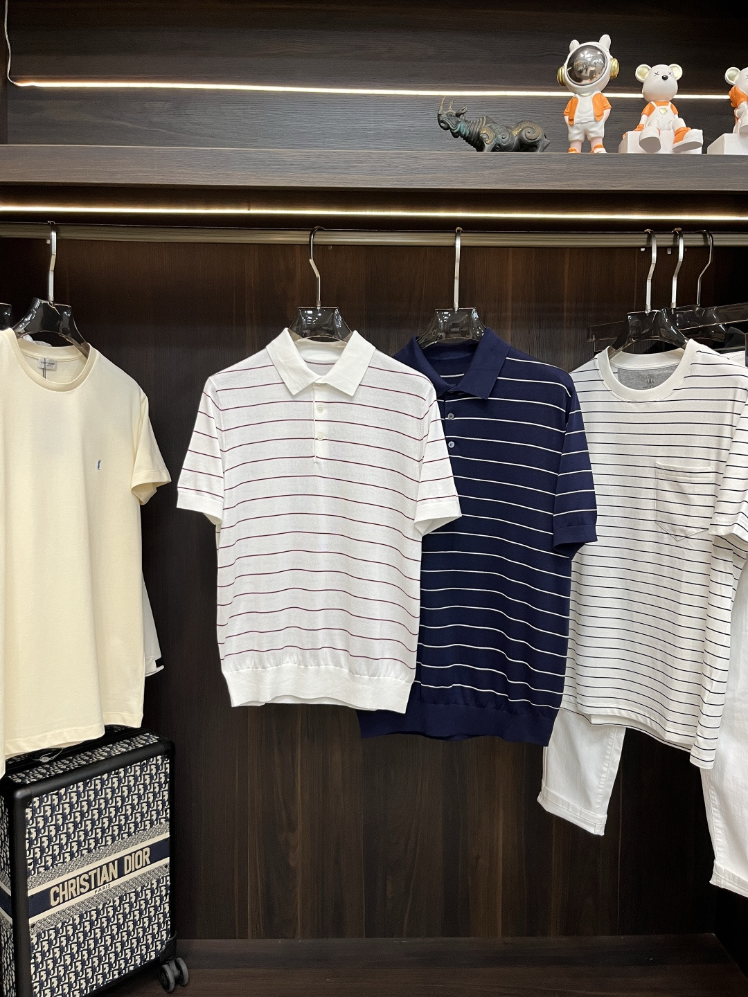 NO:461651,Mainly recommended BC25SS new imported Tennis striped polo short-sleeved sweater is made of 100 imported Tennis fabric. The striped design can better highlight the fashion temperament. The lapel design is very versatile in business and casual. It is a must-have item for men in summer. It is highly recommended!  Color red and white Blue and white Number of codes 46 48 50 52 54,,T-shirt,alexander wang19860909主推 BC25SS新款进口天丝条纹polo短袖针织衫这款采用100进口天丝面料制作而成,条纹设计更能彰显时尚气质,翻领设计商务休闲都巨百搭,是男士夏季必备单品,强烈推荐！ 颜色红间白 蓝间白 码数46 48 50 52 54,,T-shirt,alexander wang,Men's clothing